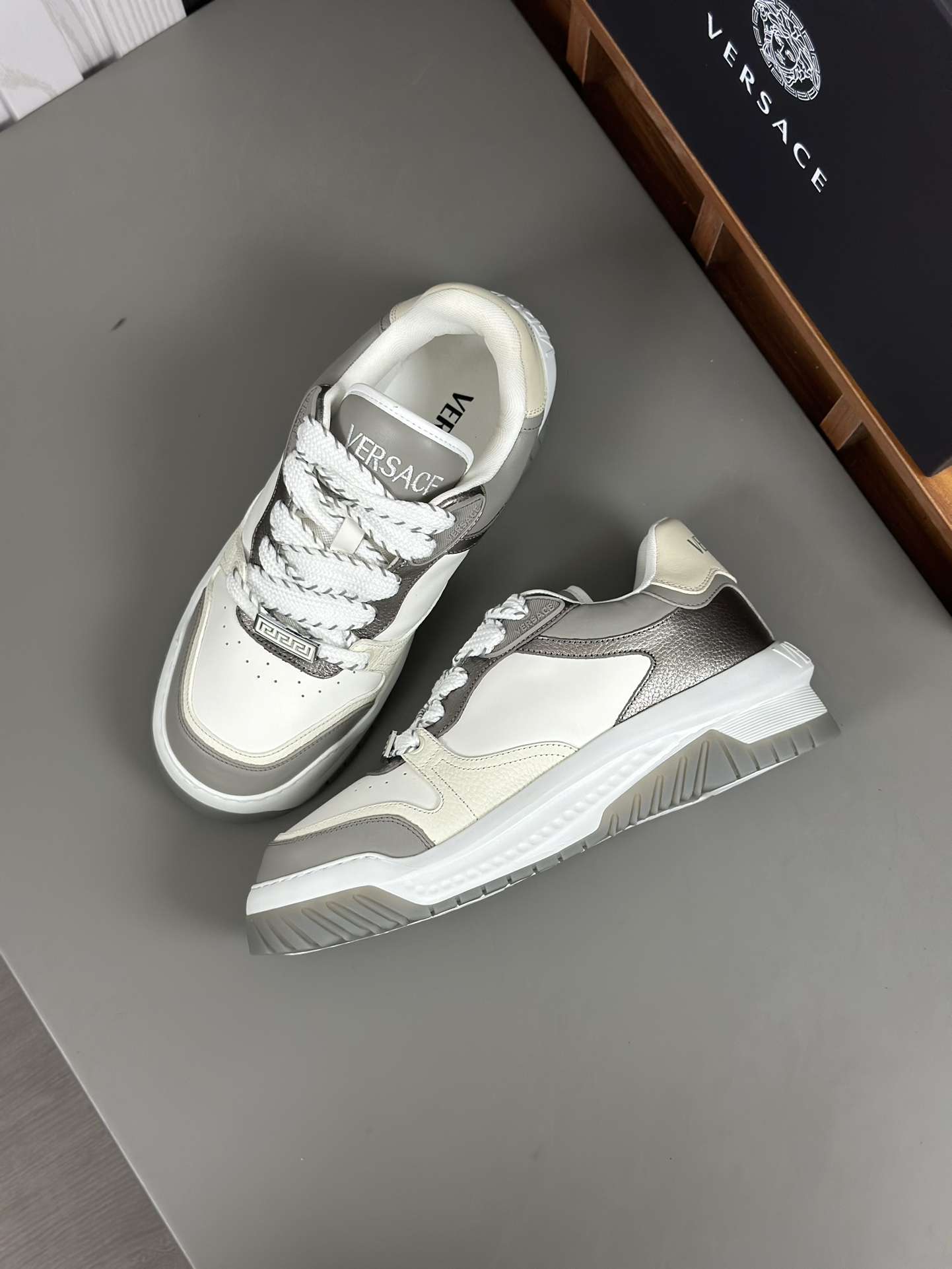 Talla: 39-44 (38.45.46 bajo pedido)Deportivas Versace ODISSEA para mujer Deportivas ligeras con cord