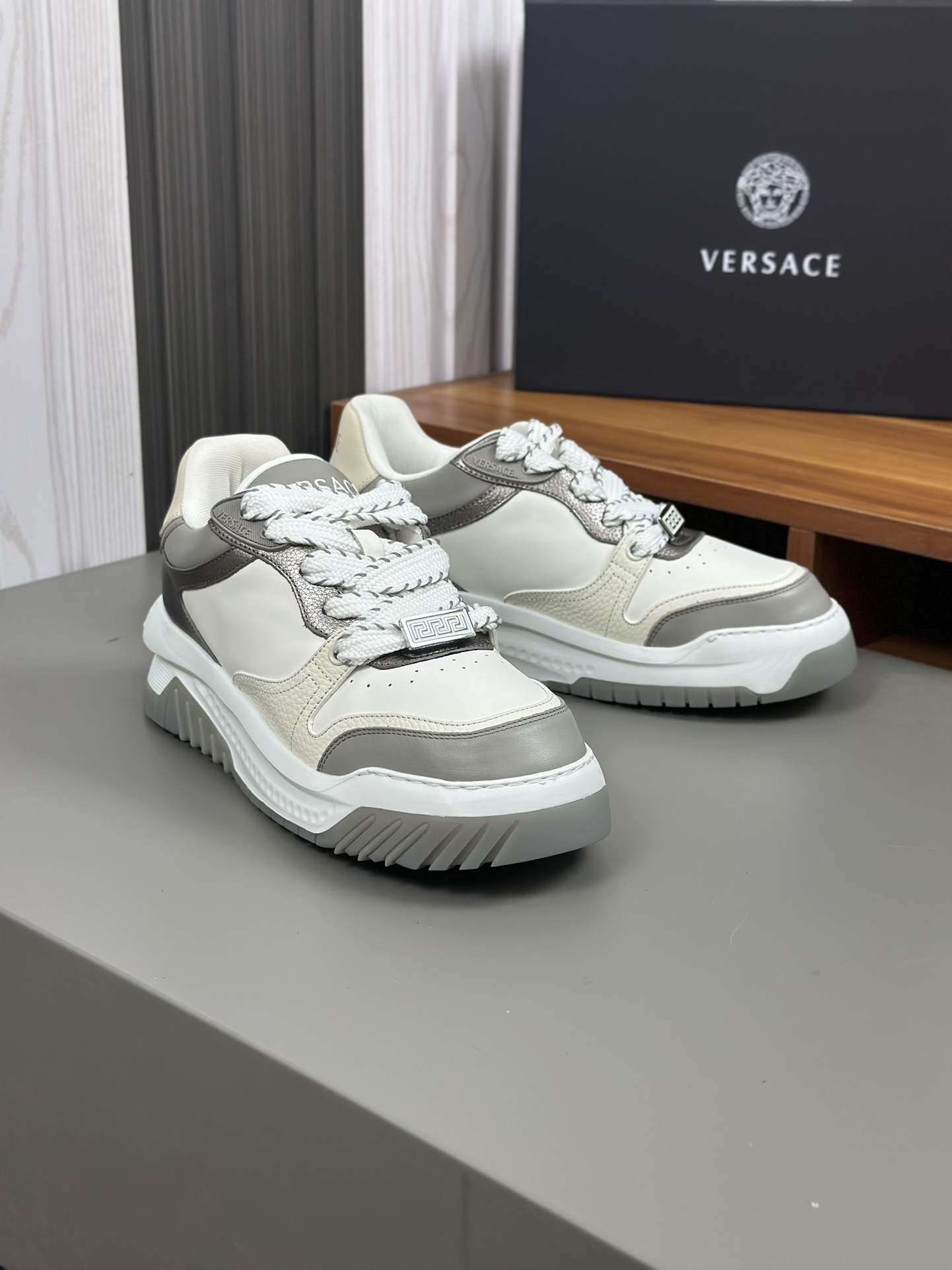 Talla: 39-44 (38.45.46 bajo pedido)Deportivas Versace ODISSEA para mujer Deportivas ligeras con cord