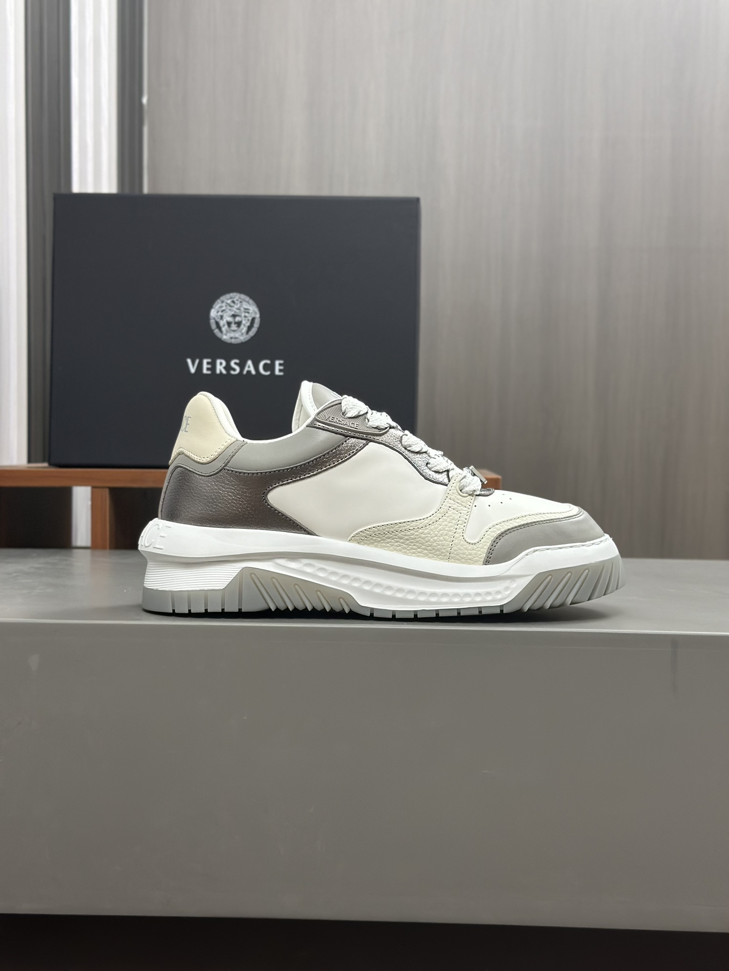 Talla: 39-44 (38.45.46 bajo pedido)Deportivas Versace ODISSEA para mujer Deportivas ligeras con cord