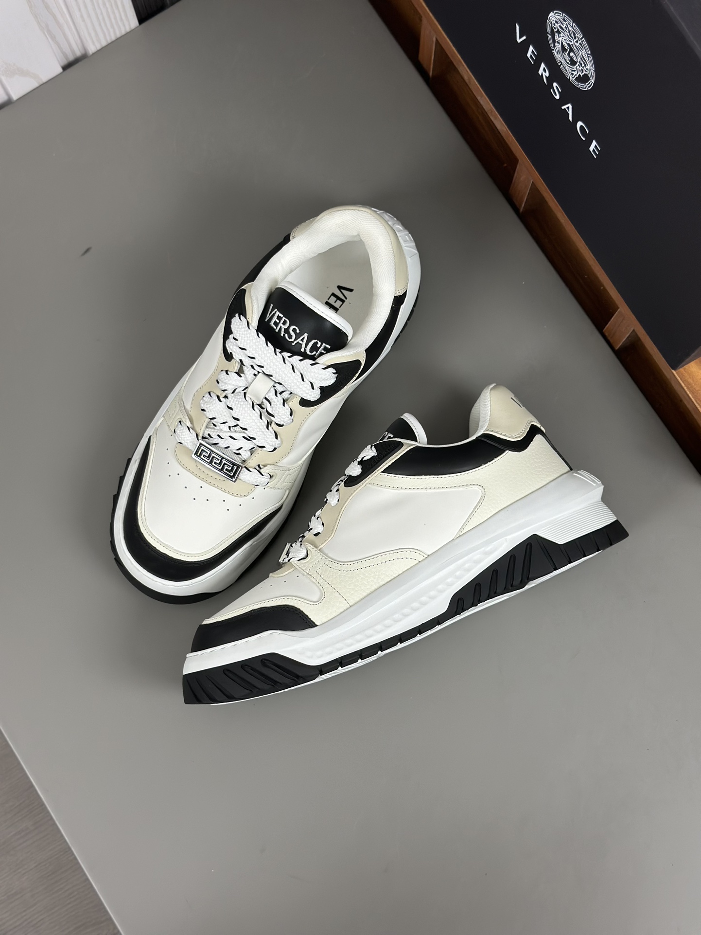 Talla: 39-44 (38,45,46 a medida)Zapatillas deportivas Versace ODISSEA Zapatillas deportivas ligeras 