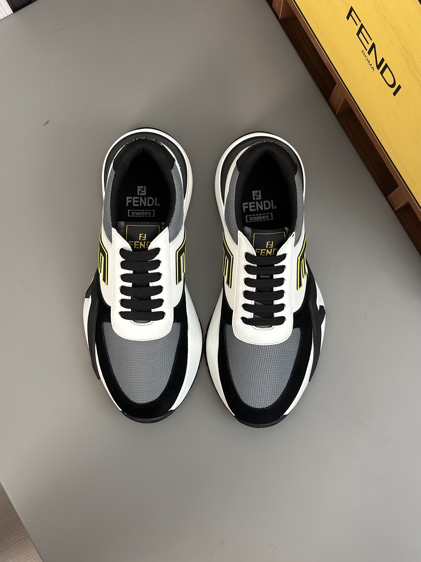 FEND* - Fendi. Zapatillas deportivas casuales Fendi Flow de hombre con tiras elásticas, cremallera l