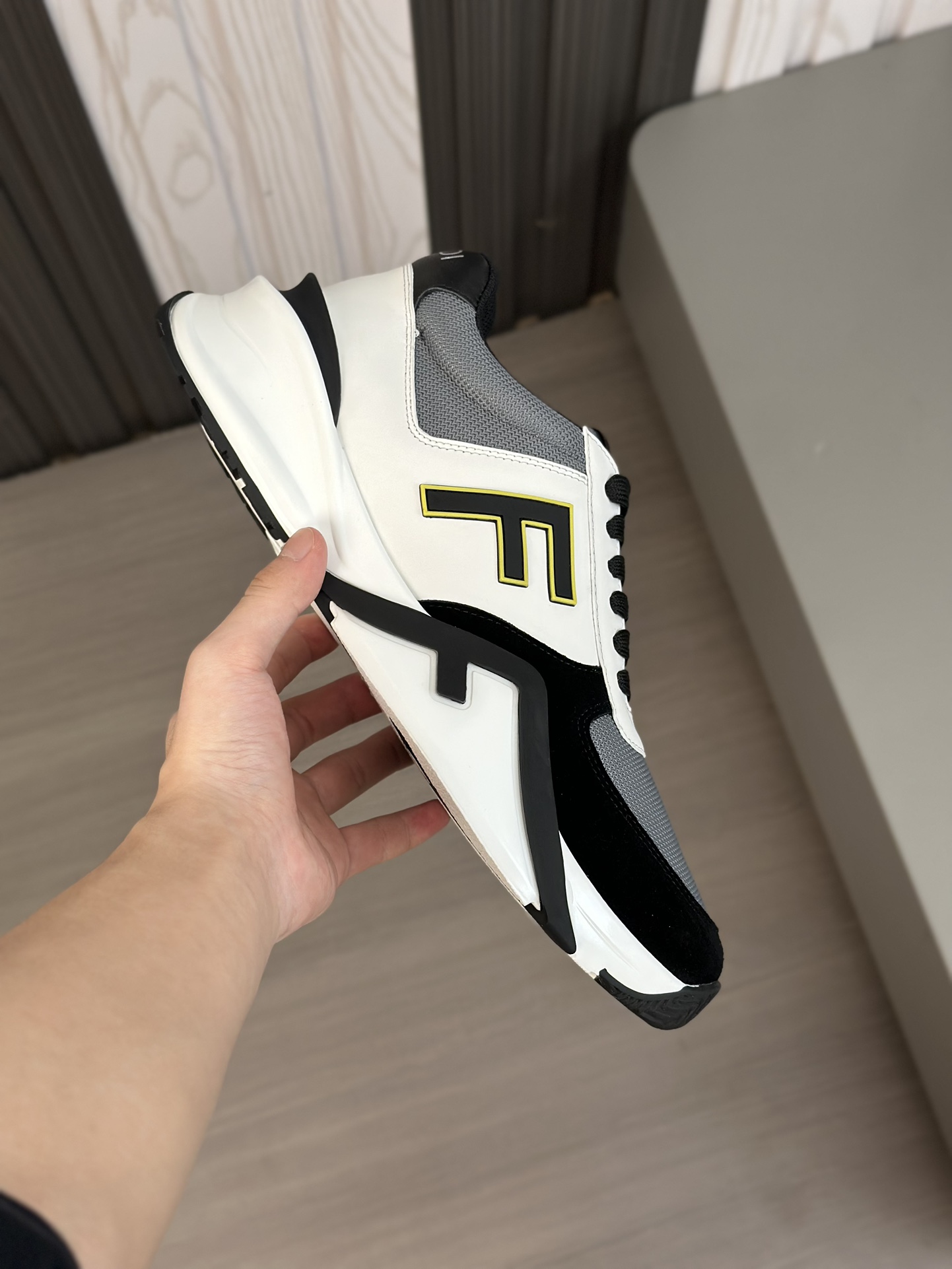 FEND* - Fendi. Zapatillas deportivas casuales Fendi Flow de hombre con tiras elásticas, cremallera l