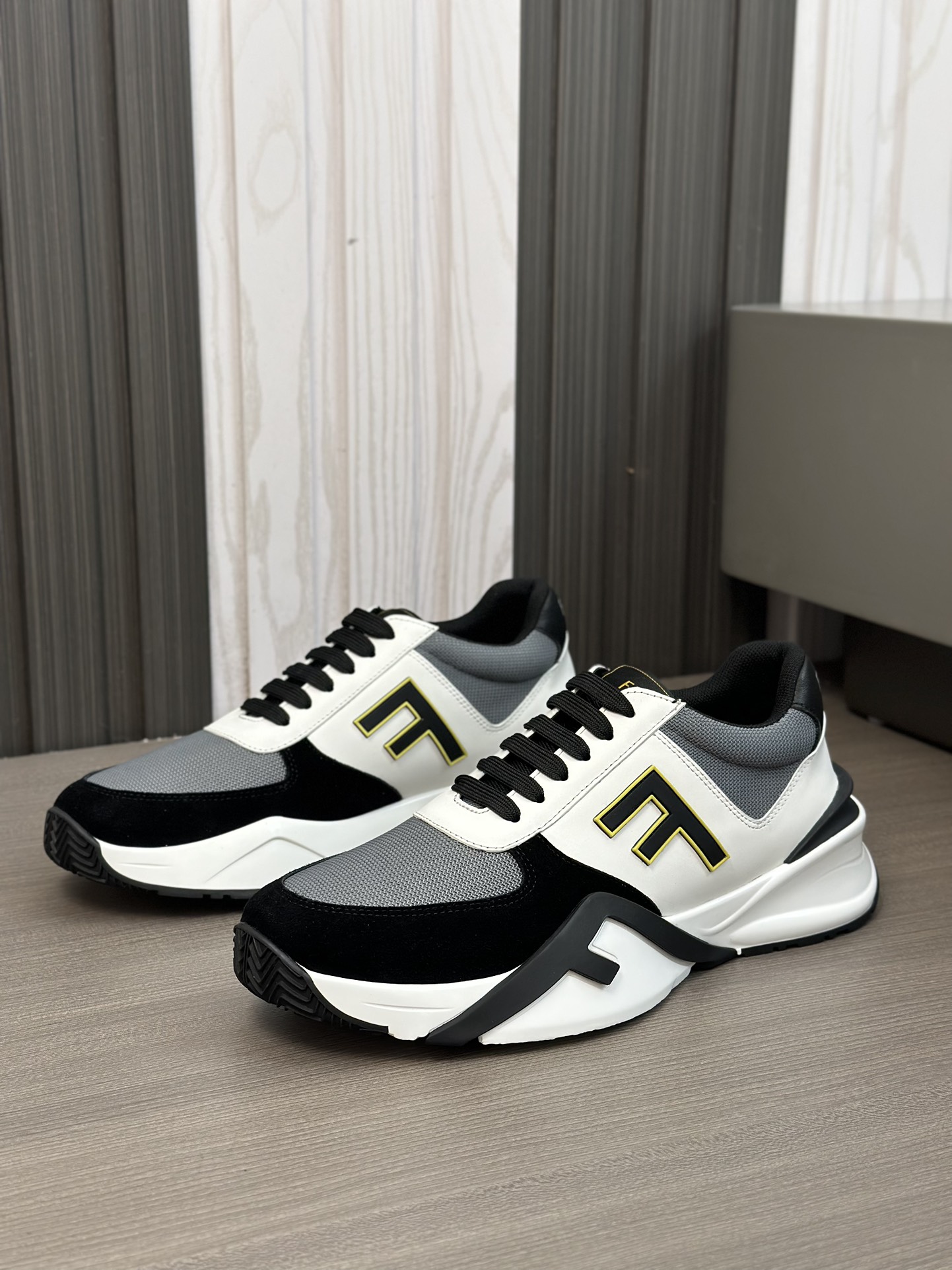 FEND* - Fendi. Zapatillas deportivas casuales Fendi Flow de hombre con tiras elásticas, cremallera l