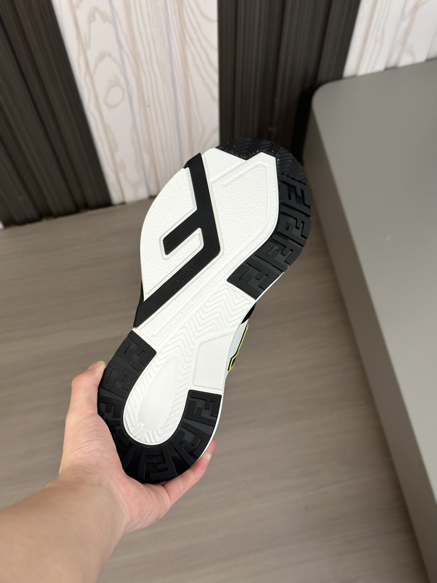 FEND* - Fendi. Zapatillas deportivas casuales Fendi Flow de hombre con tiras elásticas, cremallera l