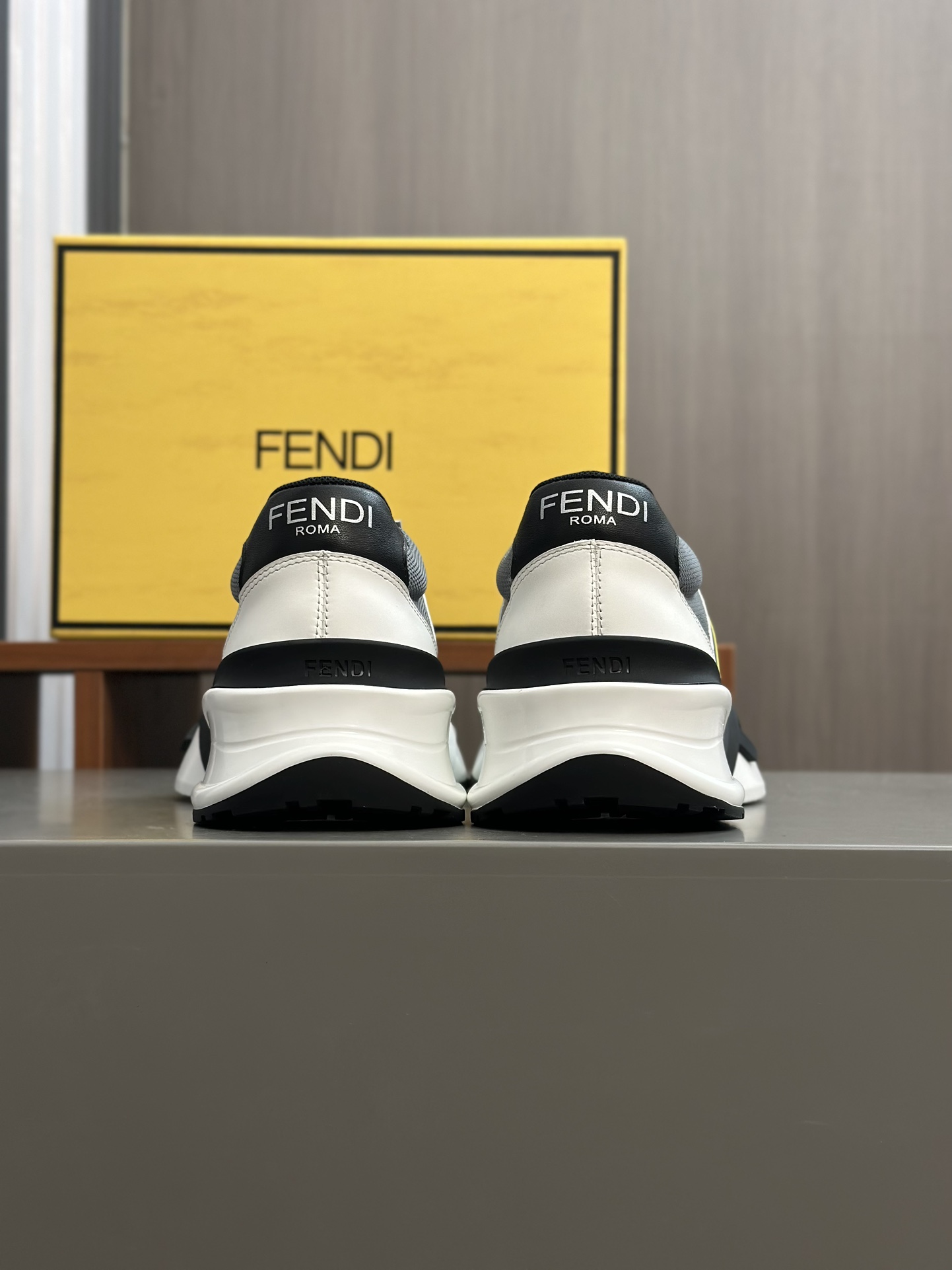 FEND* - Fendi. Zapatillas deportivas casuales Fendi Flow de hombre con tiras elásticas, cremallera l