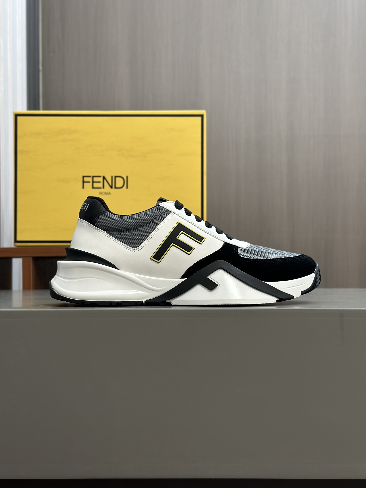 FEND* - Fendi. Zapatillas deportivas casuales Fendi Flow de hombre con tiras elásticas, cremallera l