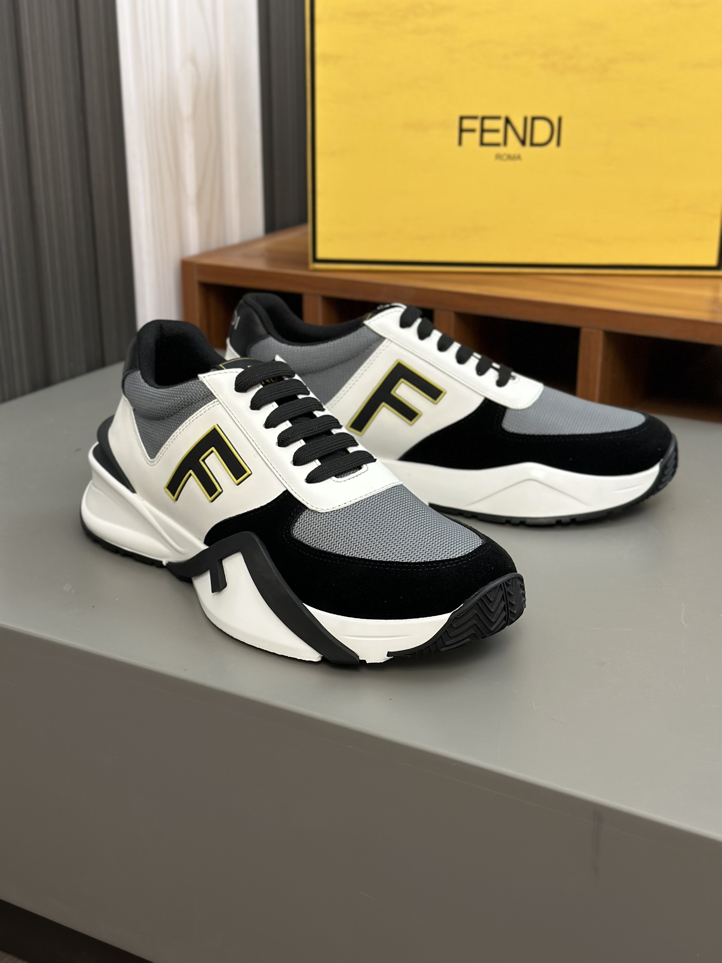 FEND* - Fendi. Zapatillas deportivas casuales Fendi Flow de hombre con tiras elásticas, cremallera l
