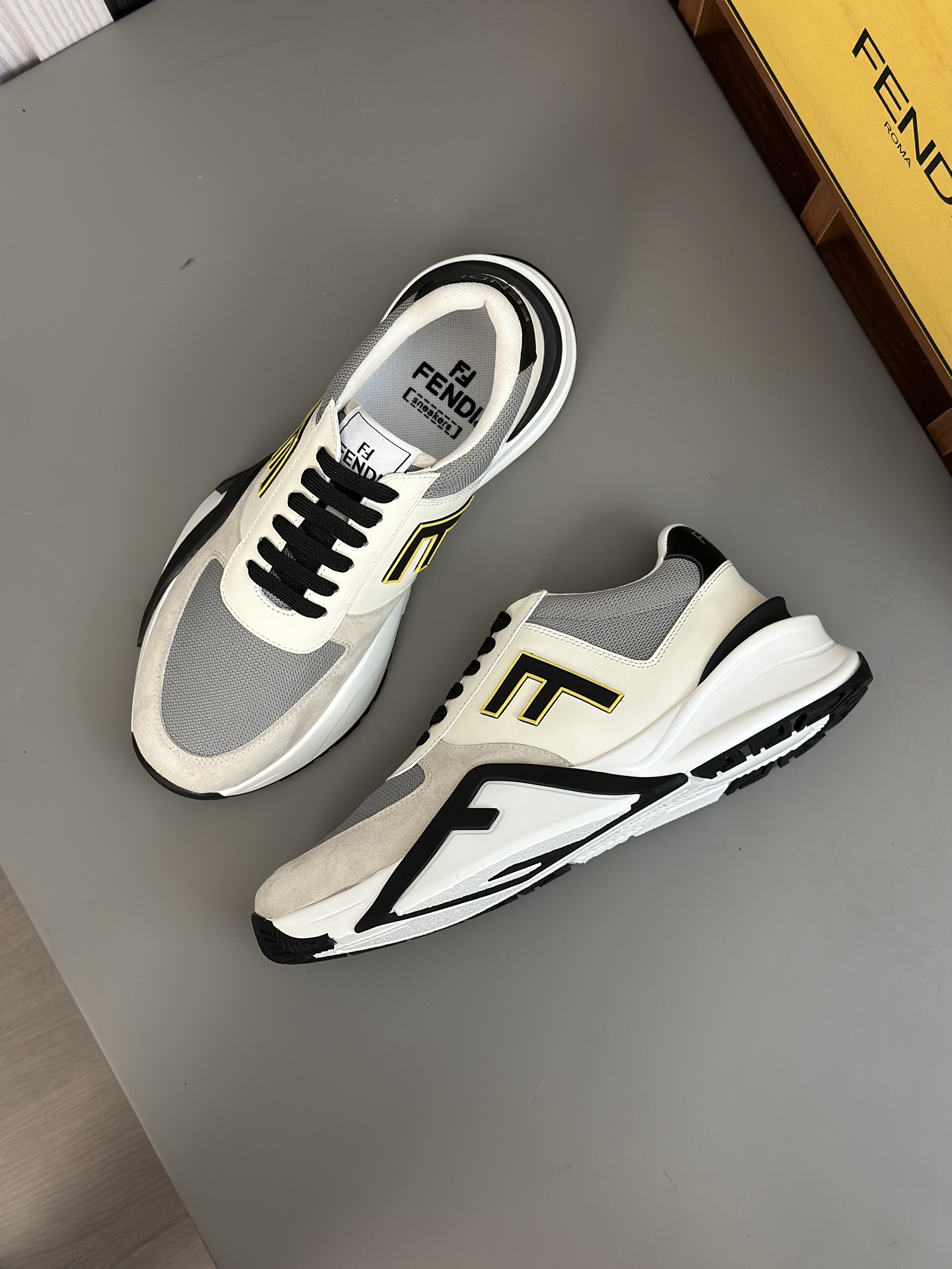 FEND* - Fendi. Zapatillas deportivas casuales Fendi Flow de hombre con tiras elásticas, cremallera l