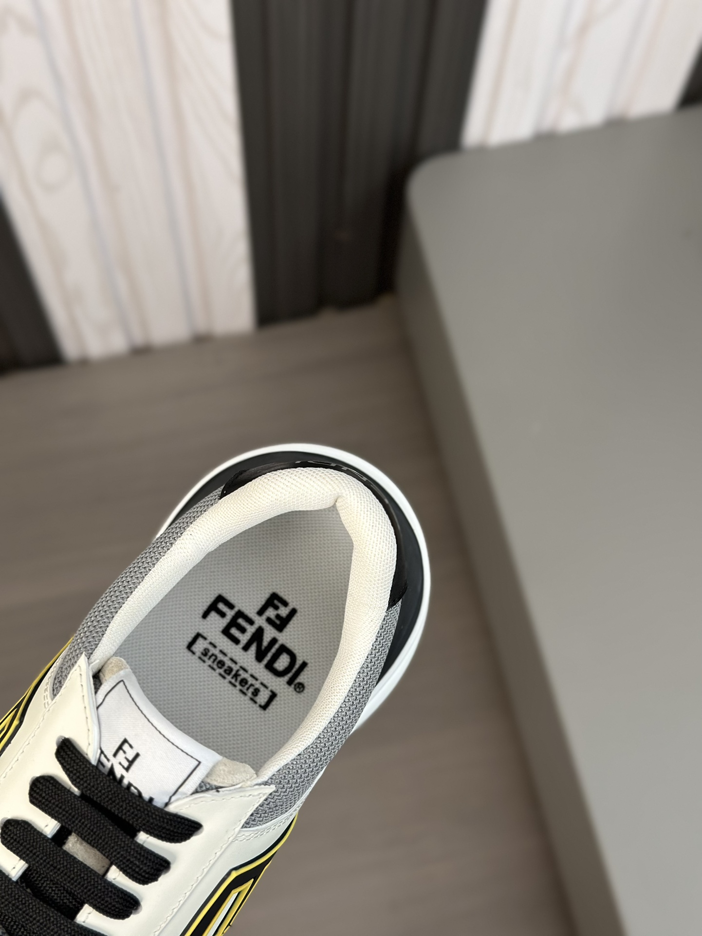 FEND* - Fendi. Zapatillas deportivas casuales Fendi Flow de hombre con tiras elásticas, cremallera l