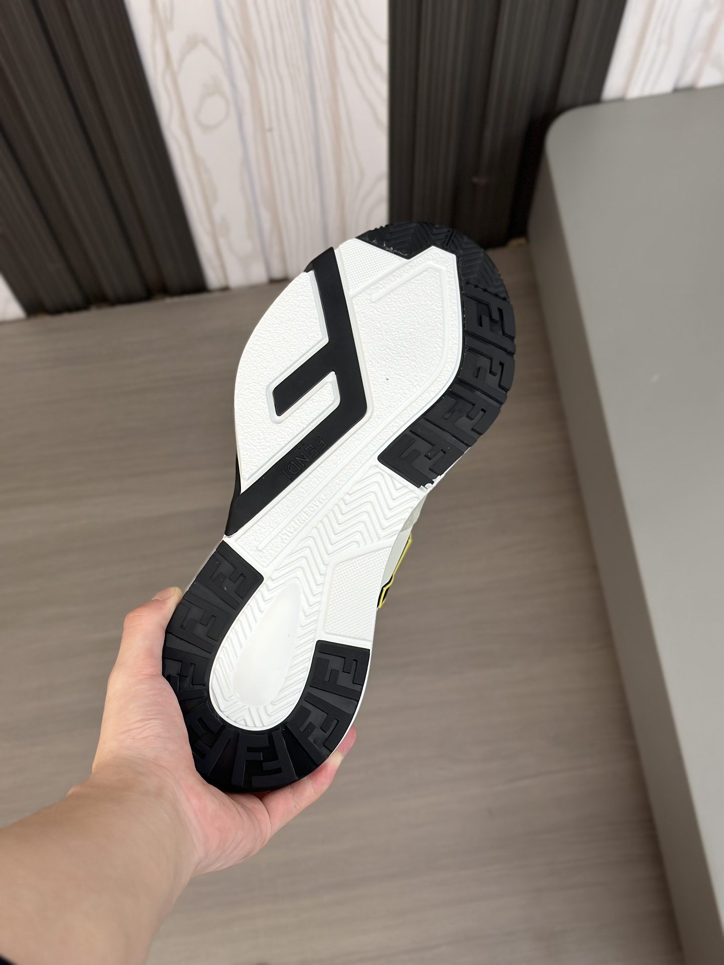 FEND* - Fendi. Zapatillas deportivas casuales Fendi Flow de hombre con tiras elásticas, cremallera l