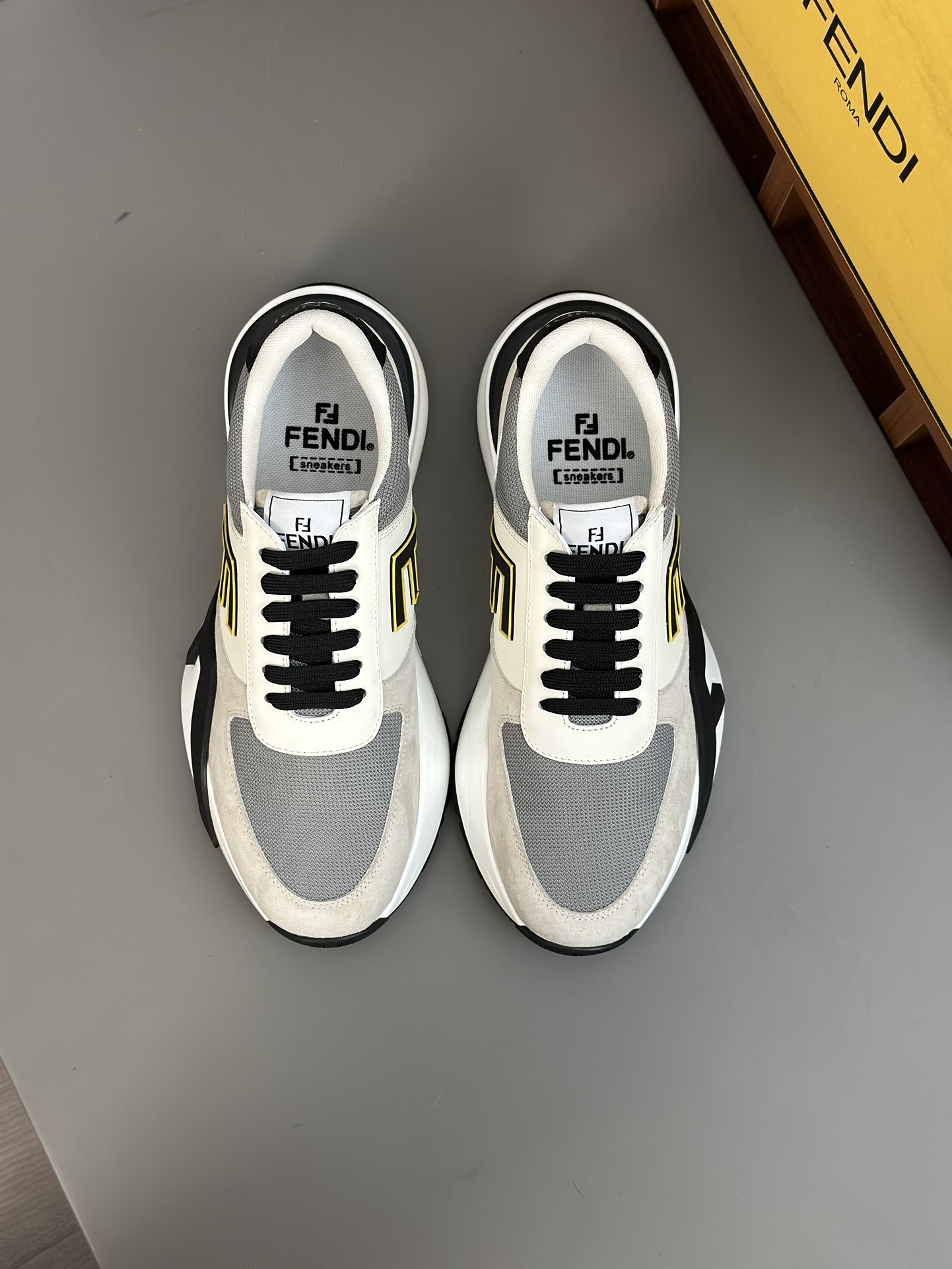 FEND* - Fendi. Zapatillas deportivas casuales Fendi Flow de hombre con tiras elásticas, cremallera l