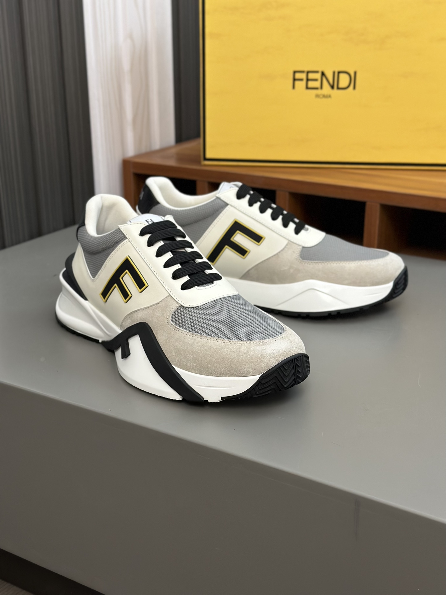 FEND* - Fendi. Zapatillas deportivas casuales Fendi Flow de hombre con tiras elásticas, cremallera l