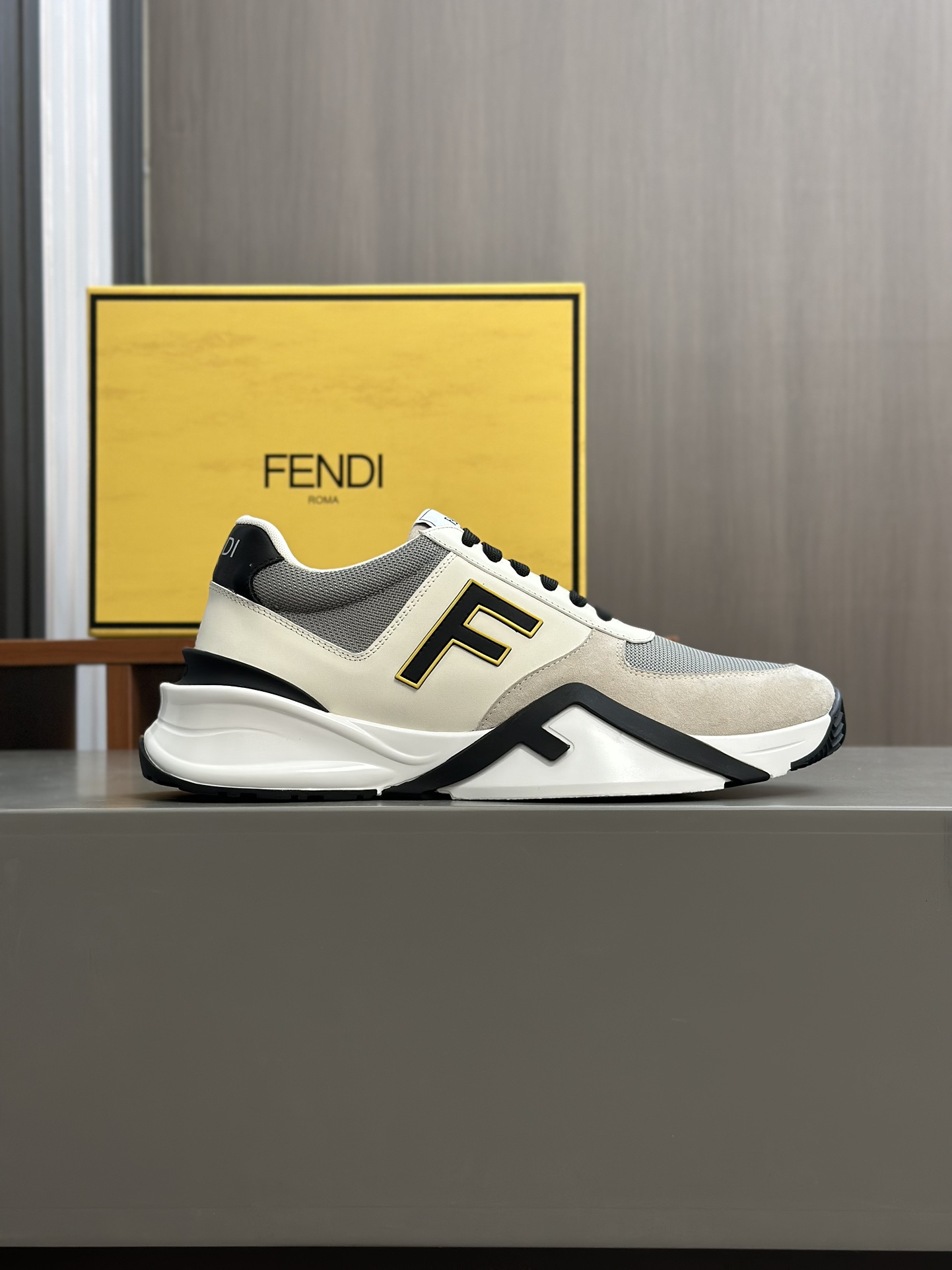 FEND* - Fendi. Zapatillas deportivas casuales Fendi Flow de hombre con tiras elásticas, cremallera l