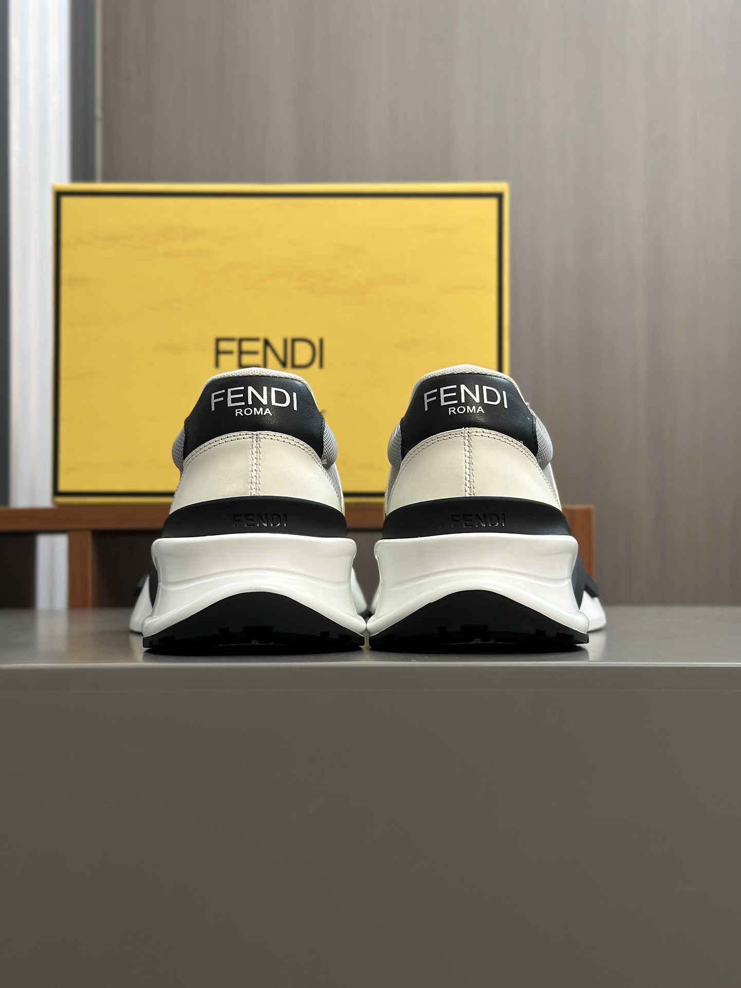 FEND* - Fendi. Zapatillas deportivas casuales Fendi Flow de hombre con tiras elásticas, cremallera l