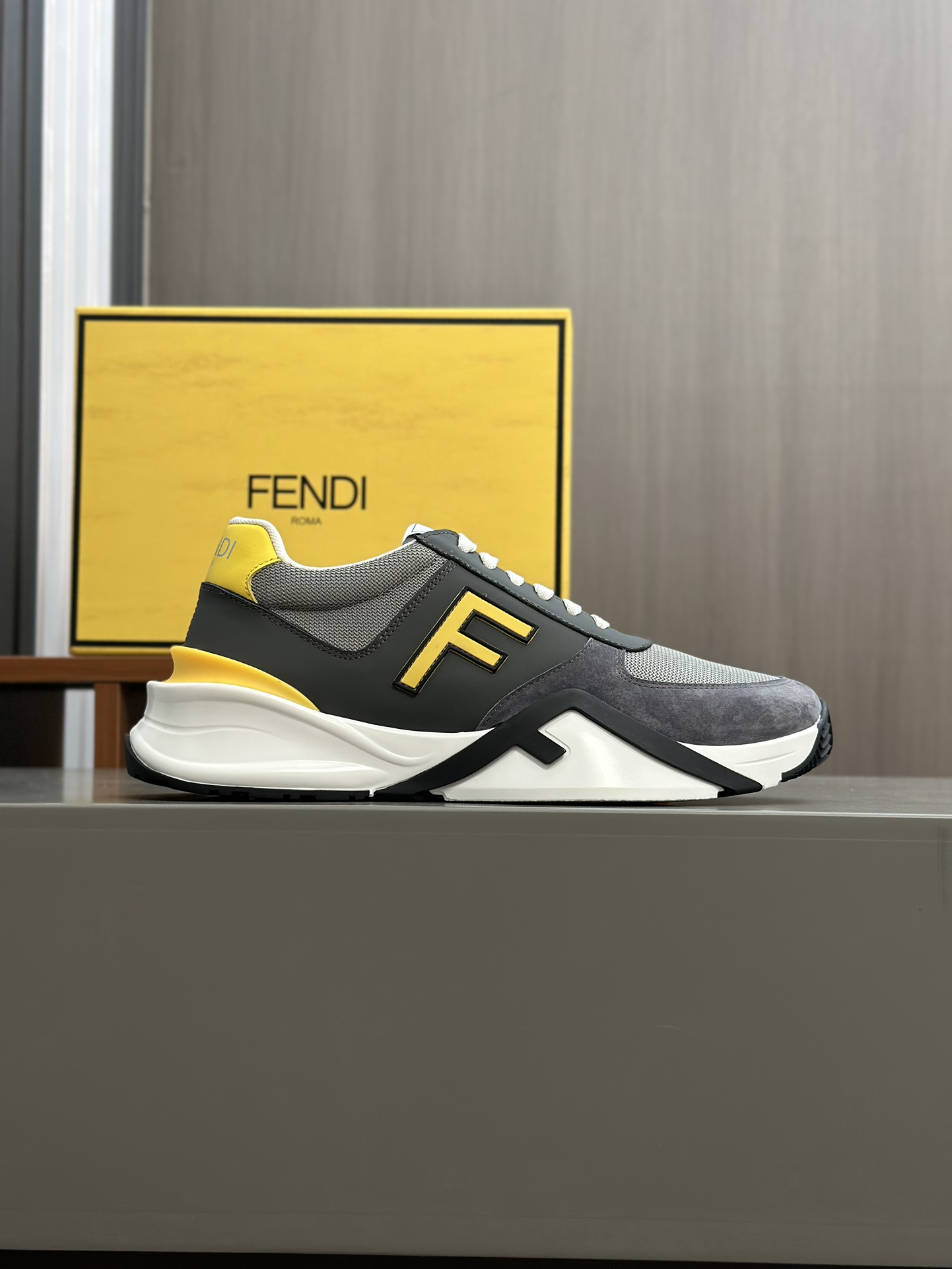 FEND* - Fendi. Zapatillas deportivas casuales Fendi Flow de hombre con tiras elásticas, cremallera l