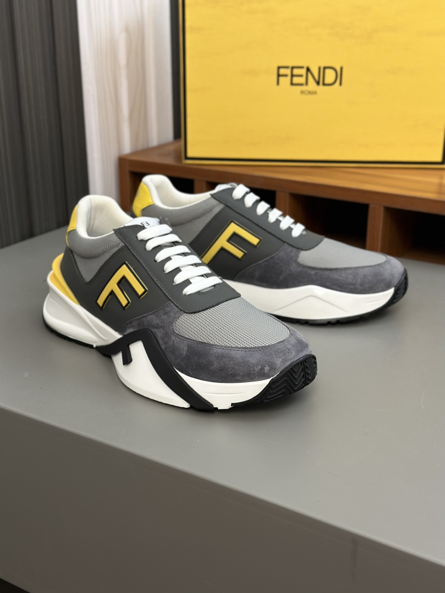 FEND* - Fendi. Zapatillas deportivas casuales Fendi Flow de hombre con tiras elásticas, cremallera l