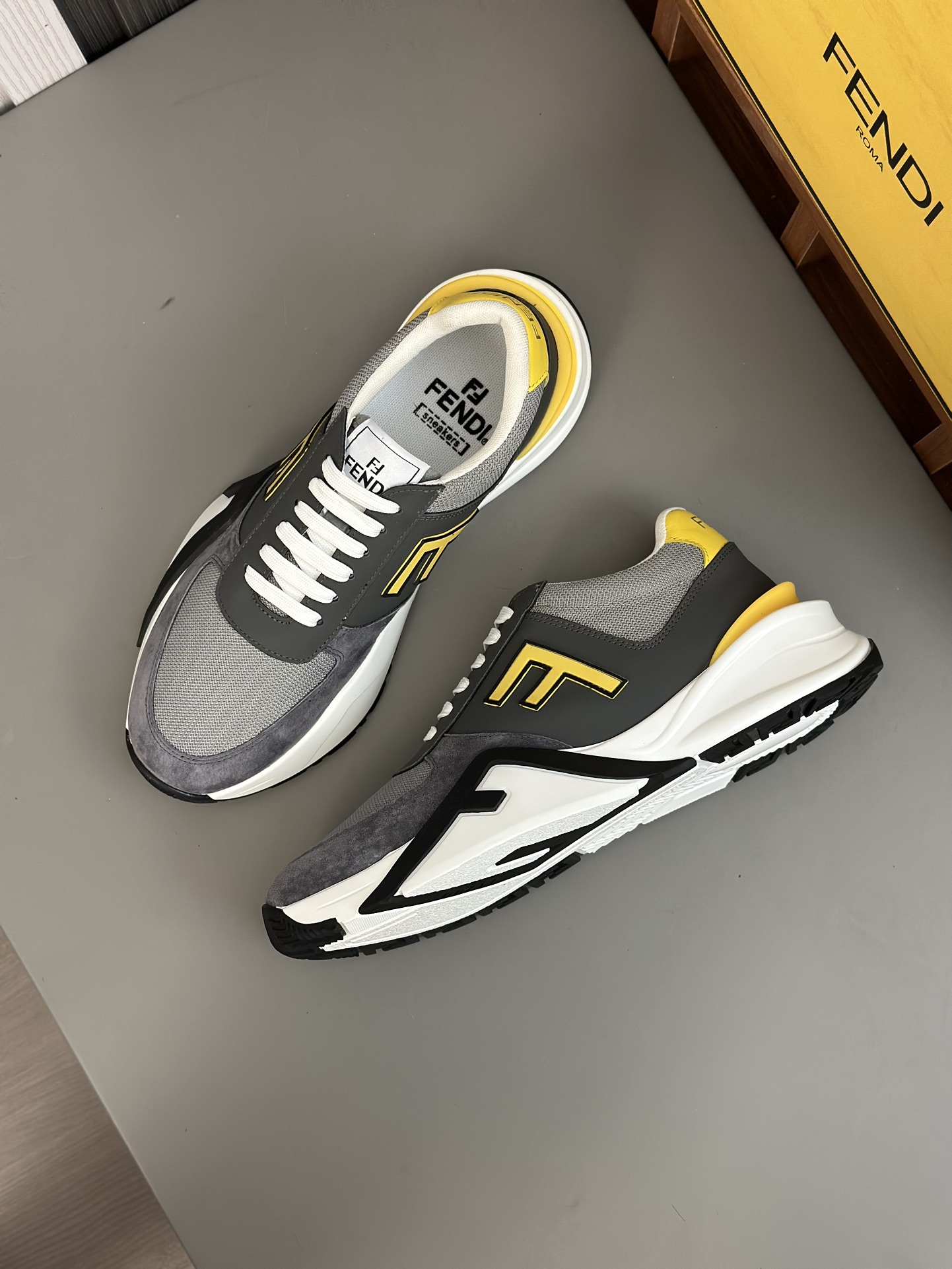 FEND* - Fendi. Zapatillas deportivas casuales Fendi Flow de hombre con tiras elásticas, cremallera l