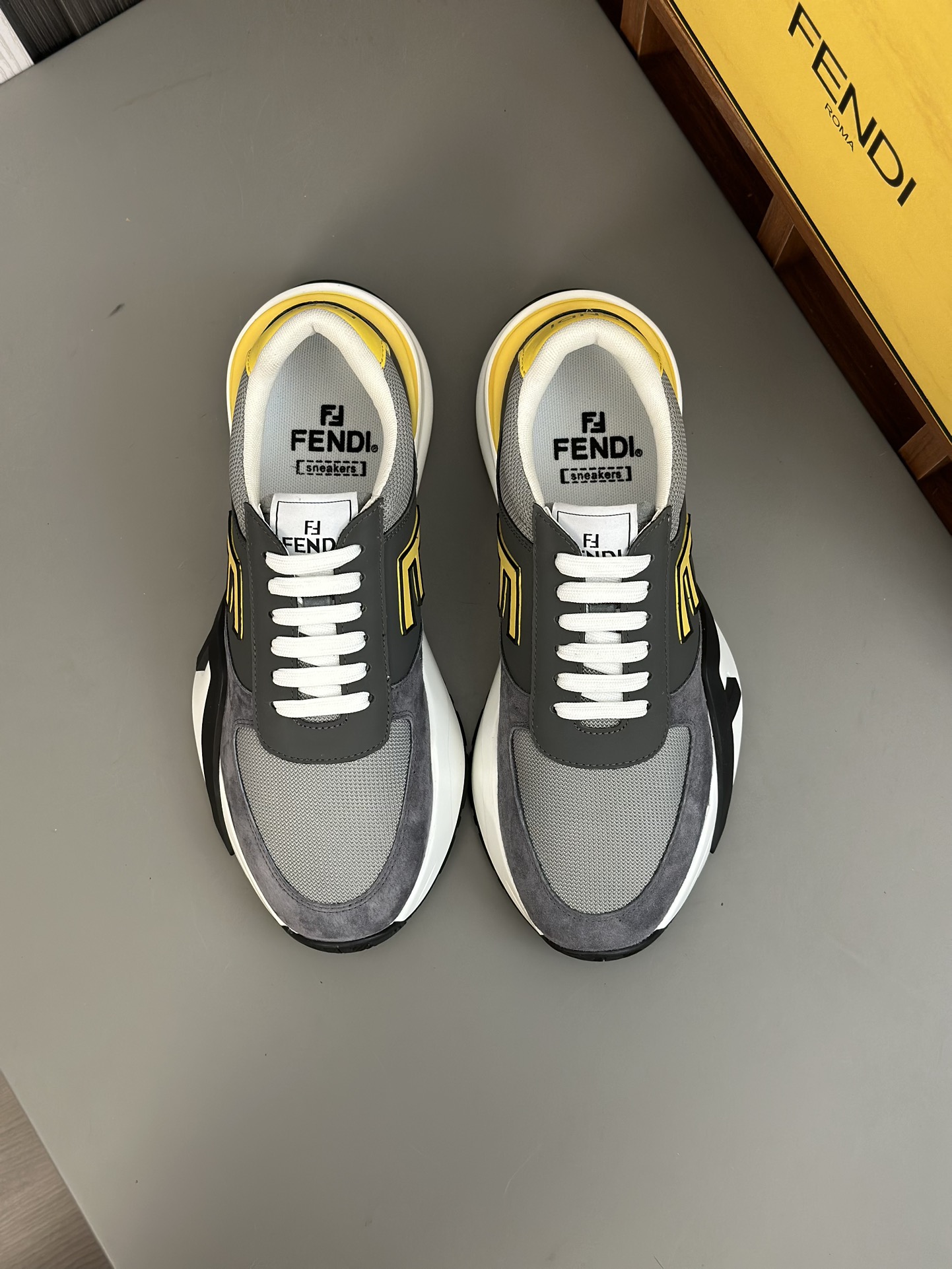 FEND* - Fendi. Zapatillas deportivas casuales Fendi Flow de hombre con tiras elásticas, cremallera l