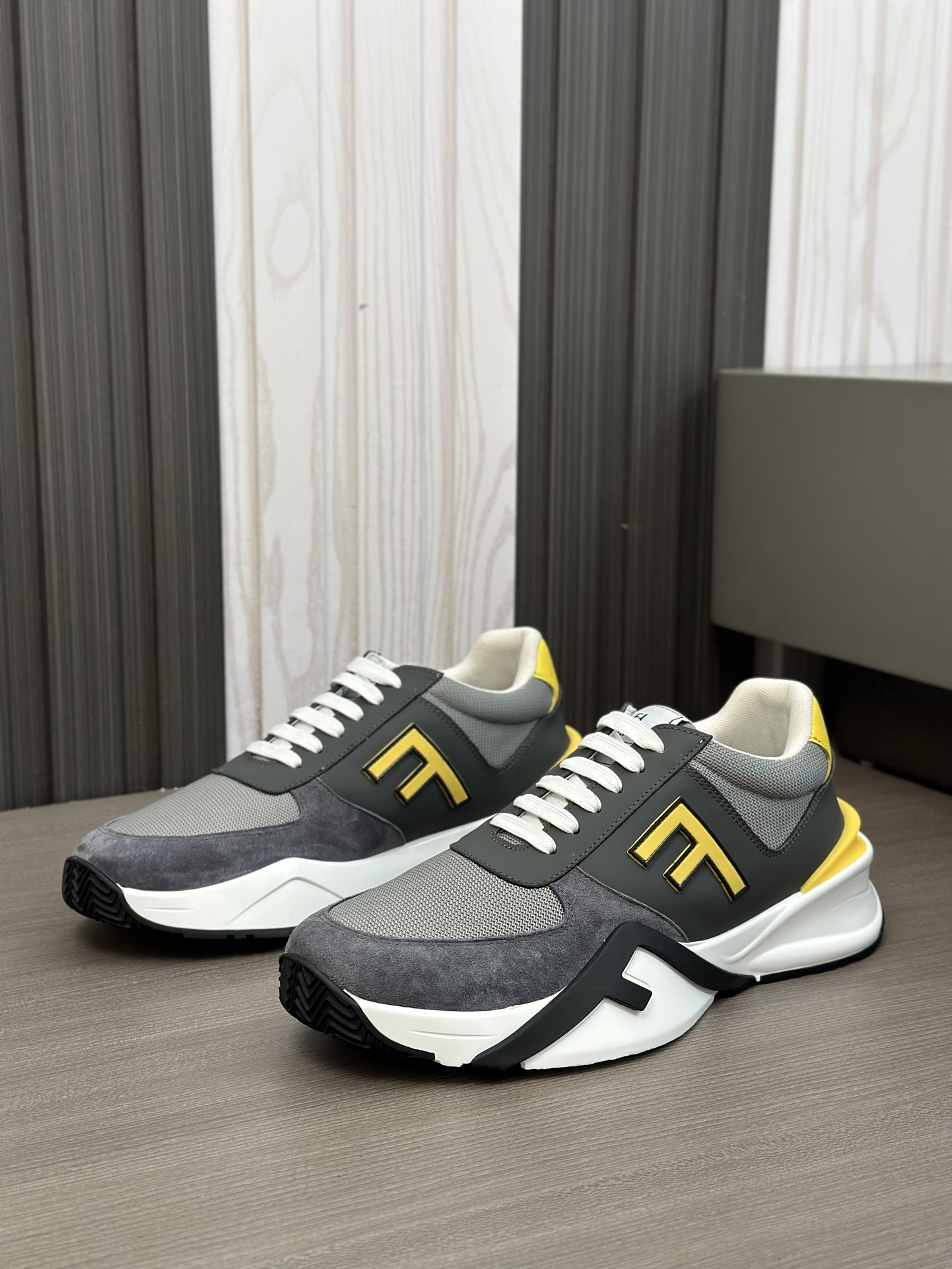 FEND* - Fendi. Zapatillas deportivas casuales Fendi Flow de hombre con tiras elásticas, cremallera l