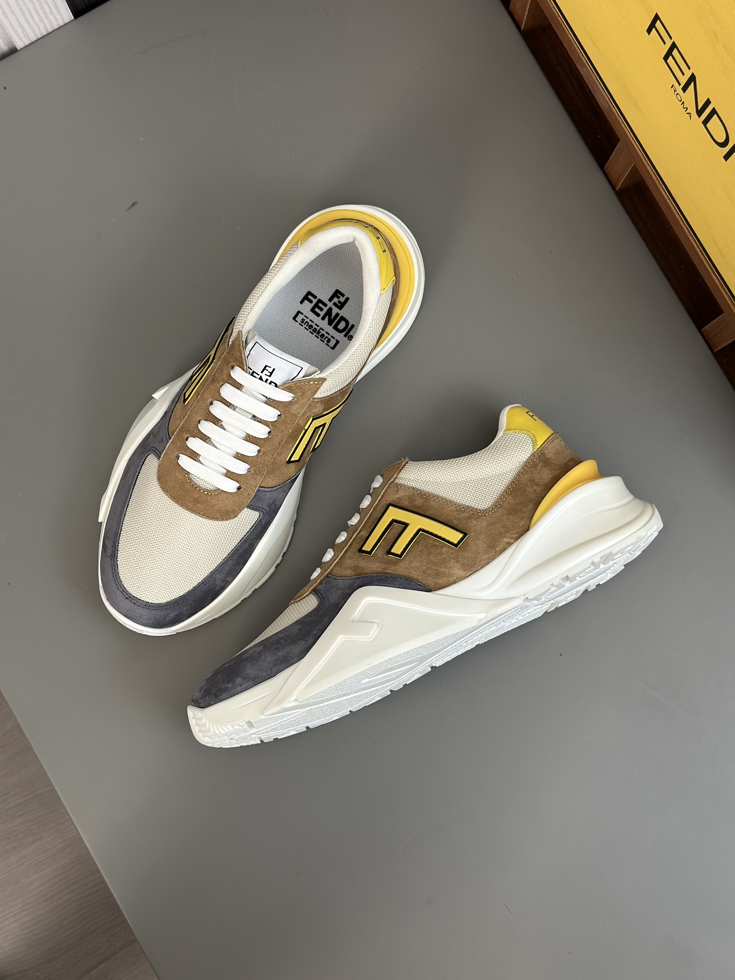 FEND* - Fendi. Zapatillas deportivas casuales Fendi Flow de hombre con tiras elásticas, cremallera l