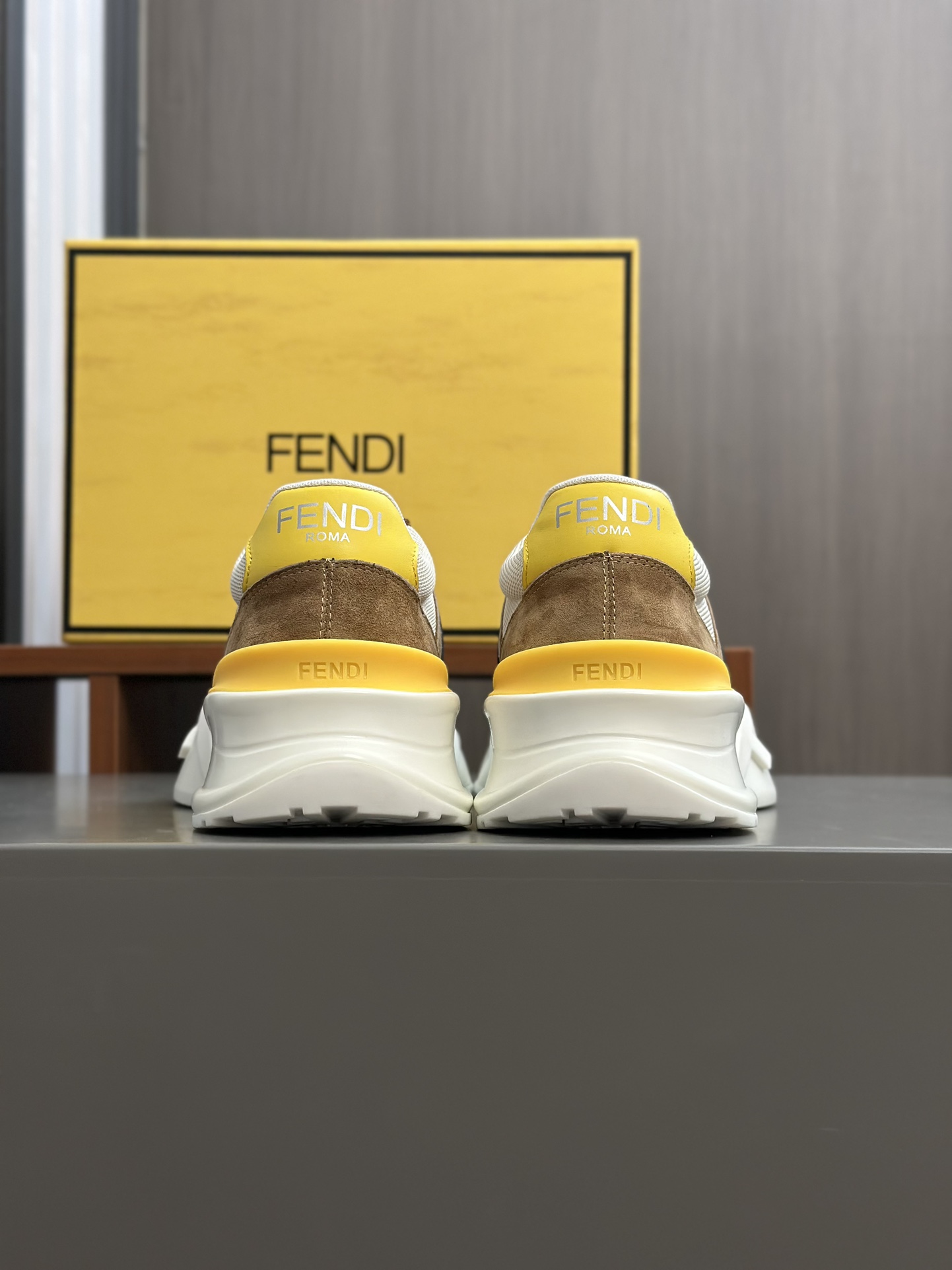 FEND* - Fendi. Zapatillas deportivas casuales Fendi Flow de hombre con tiras elásticas, cremallera l