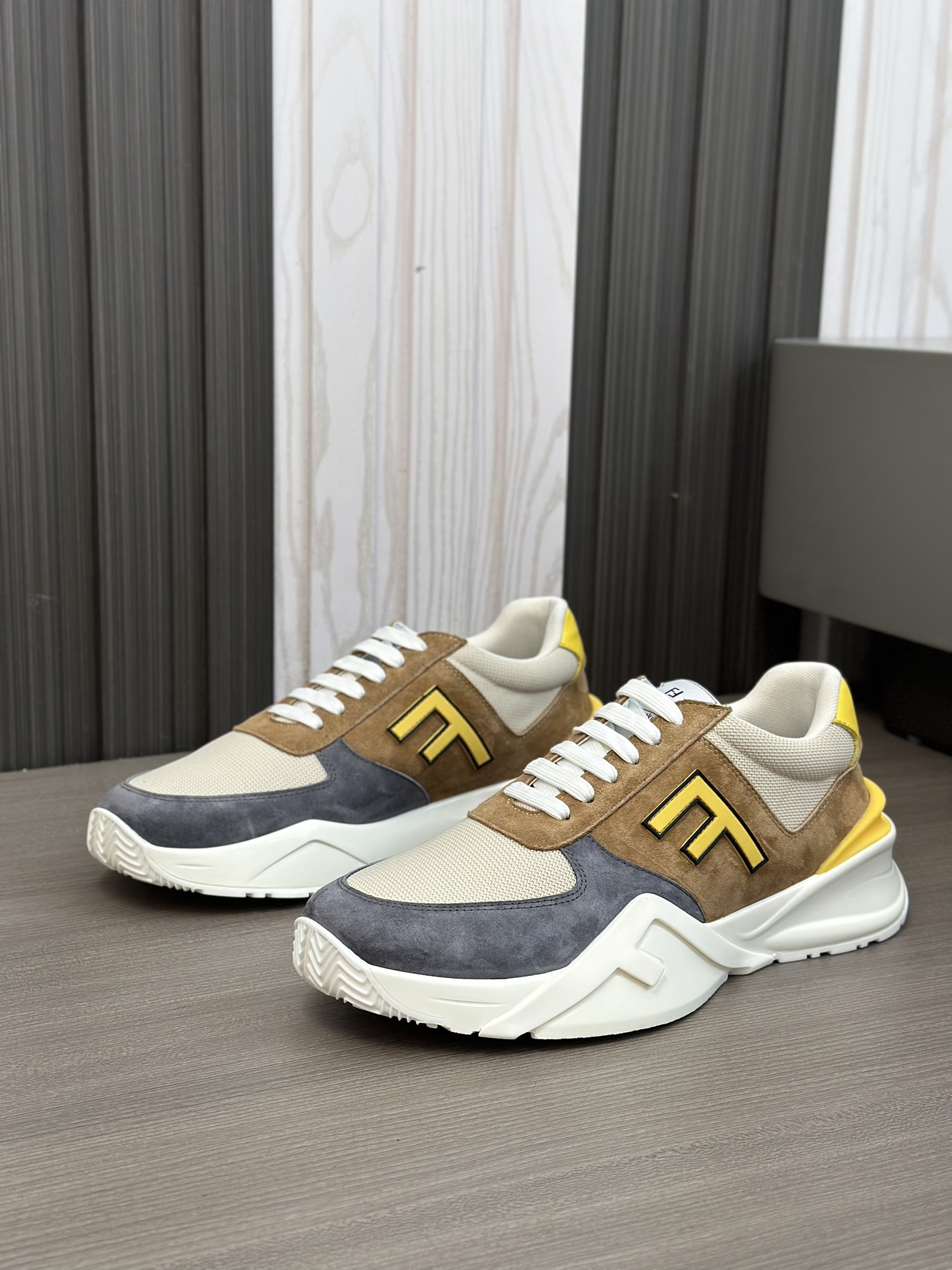 FEND* - Fendi. Zapatillas deportivas casuales Fendi Flow de hombre con tiras elásticas, cremallera l