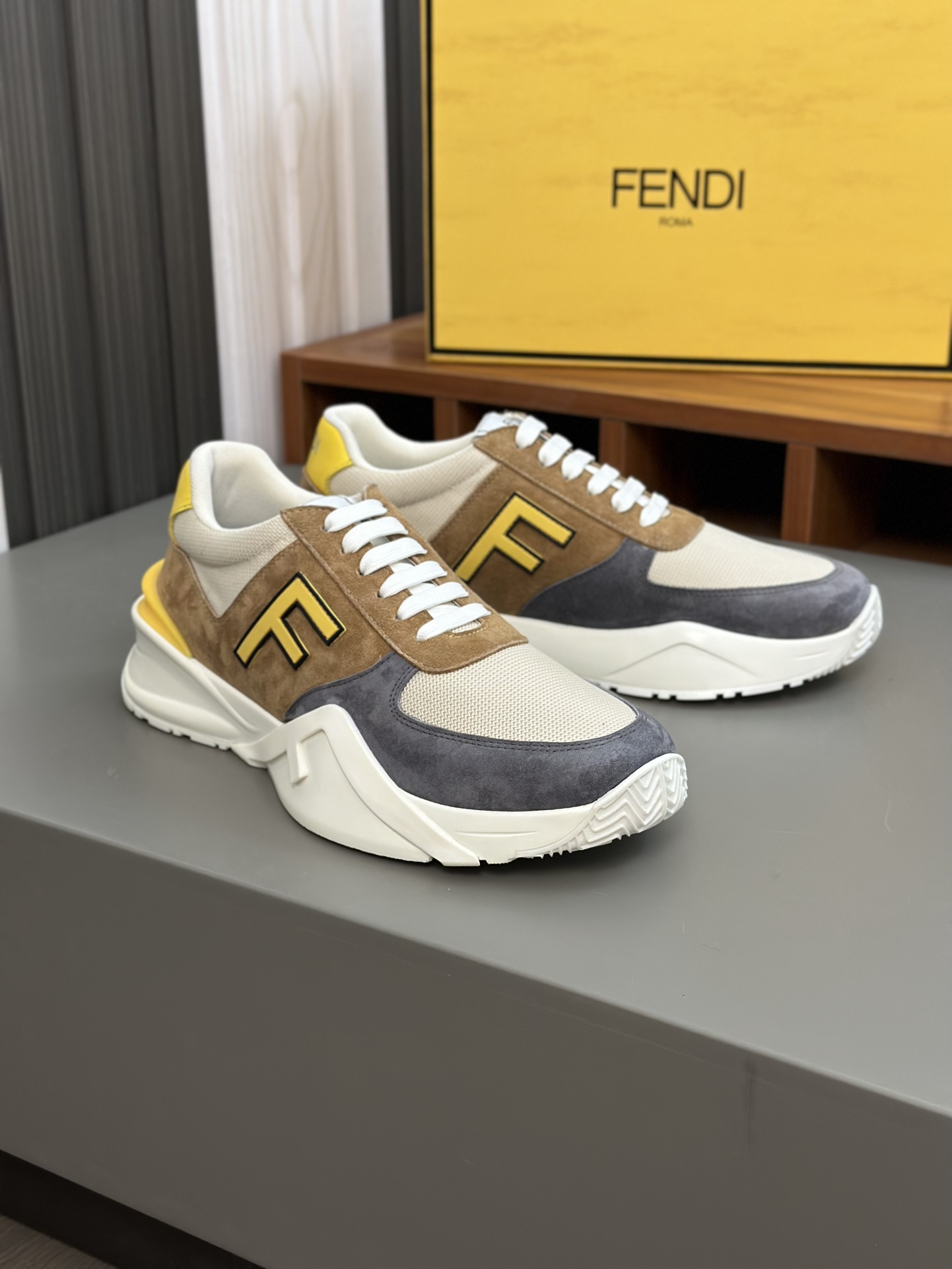 FEND* - Fendi. Zapatillas deportivas casuales Fendi Flow de hombre con tiras elásticas, cremallera l
