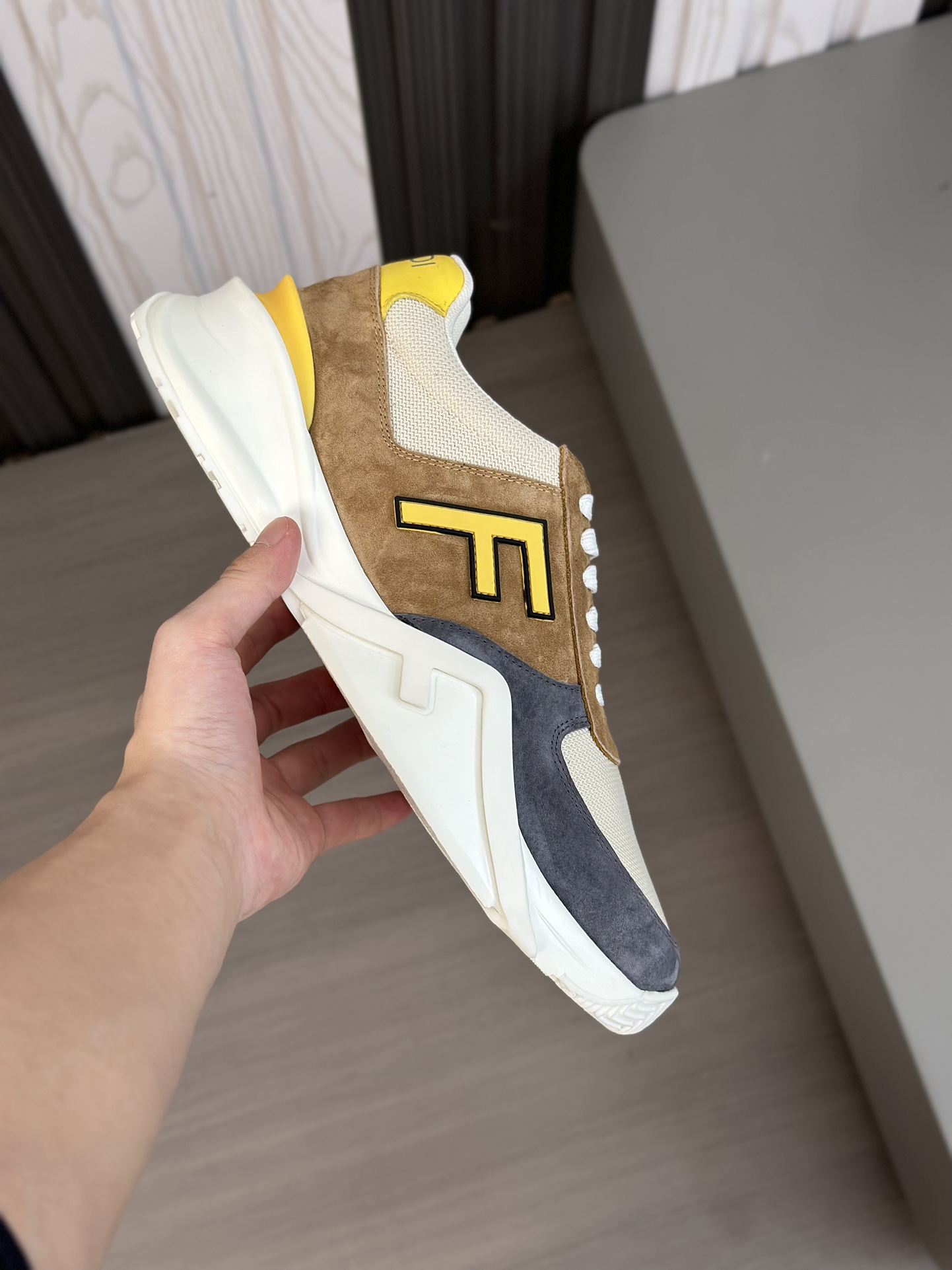 FEND* - Fendi. Zapatillas deportivas casuales Fendi Flow de hombre con tiras elásticas, cremallera l