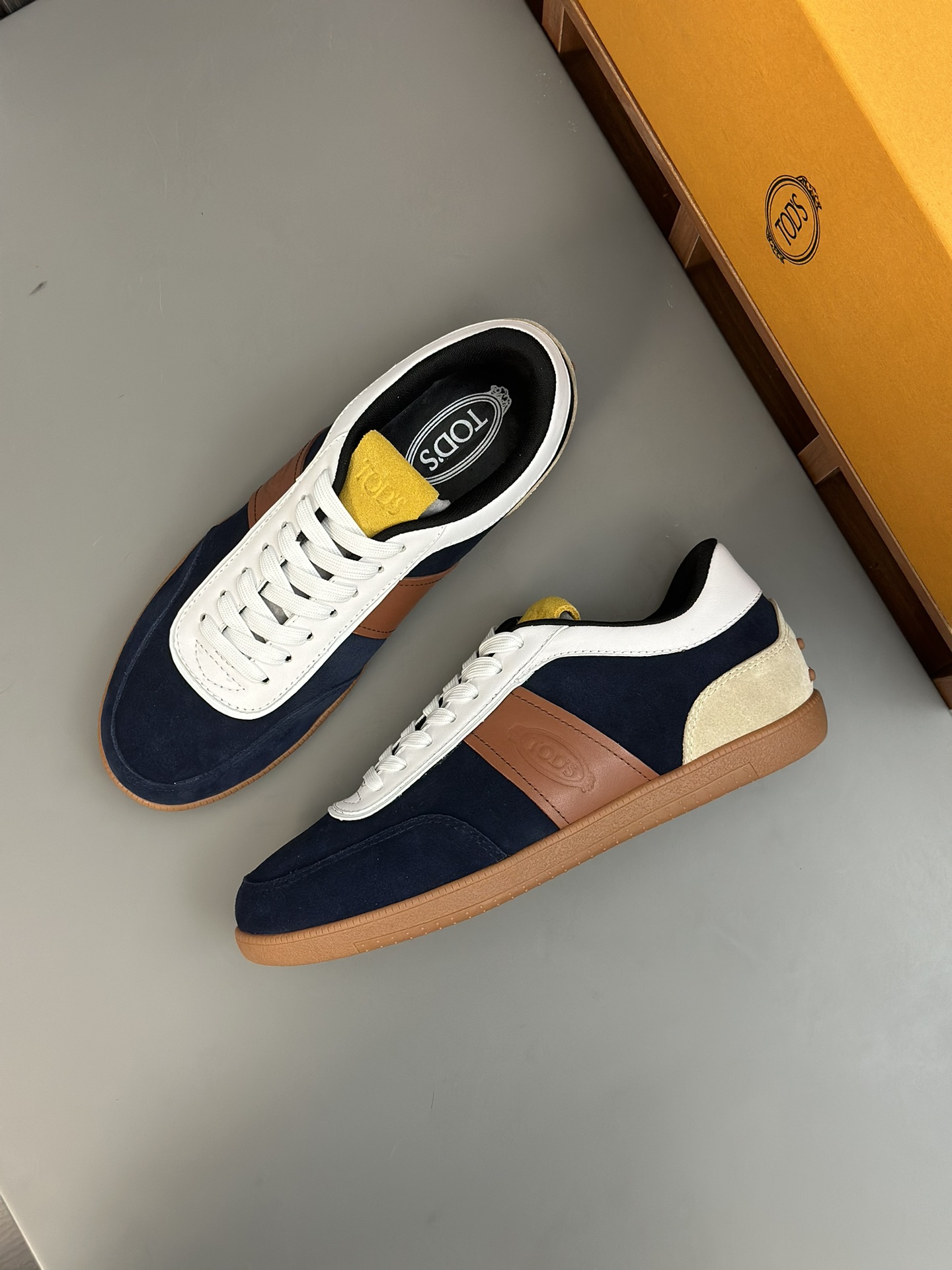 TODS No_ Code Fabric Spell Leather SneakersMaterial: Tejido/Piel de vacaSuela: Goma Bean SoleColor: 