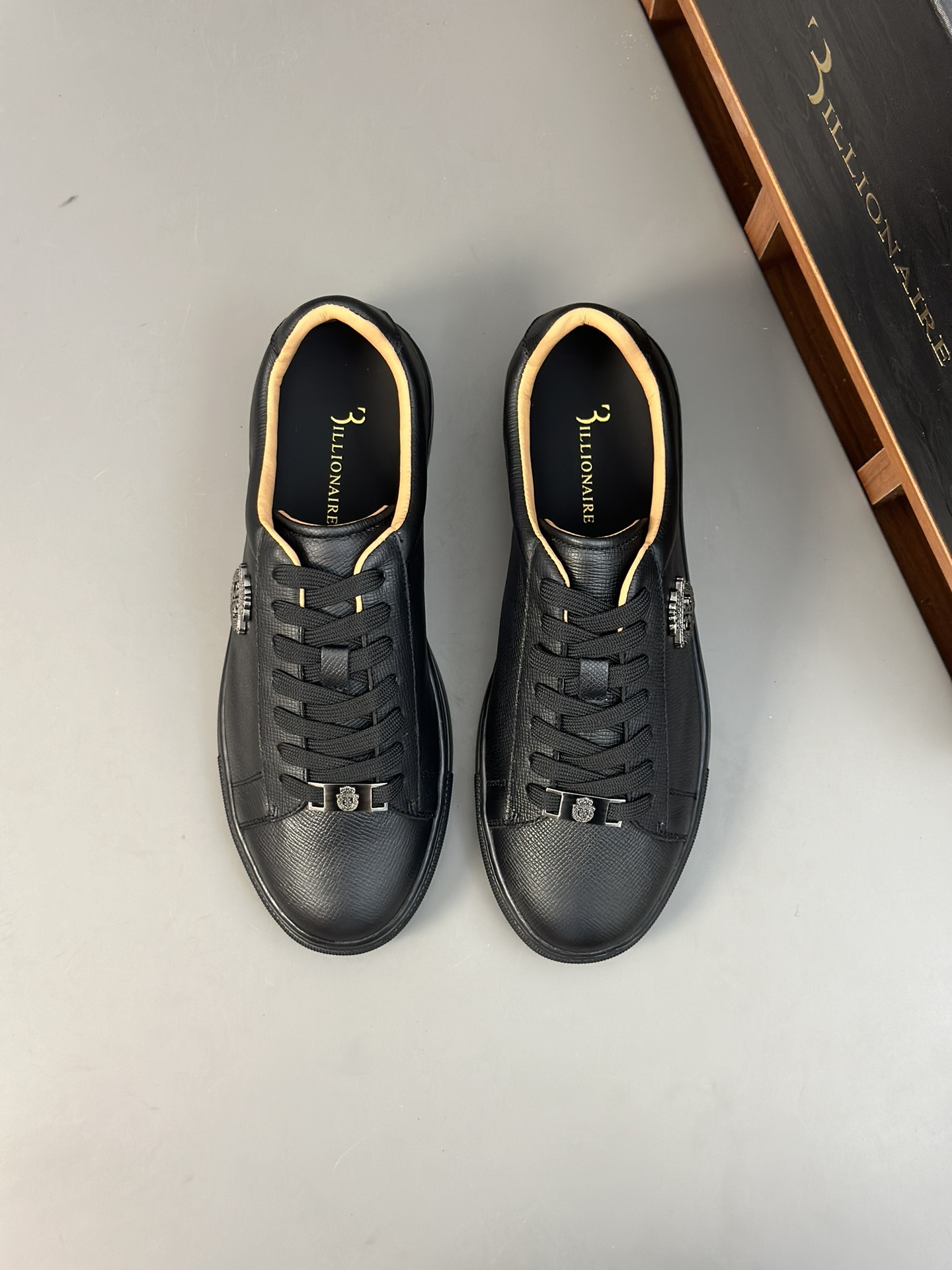 Famosa marca italiana de moda masculina de lujo Billionaire (Billionaire) hecha de piel de becerro a