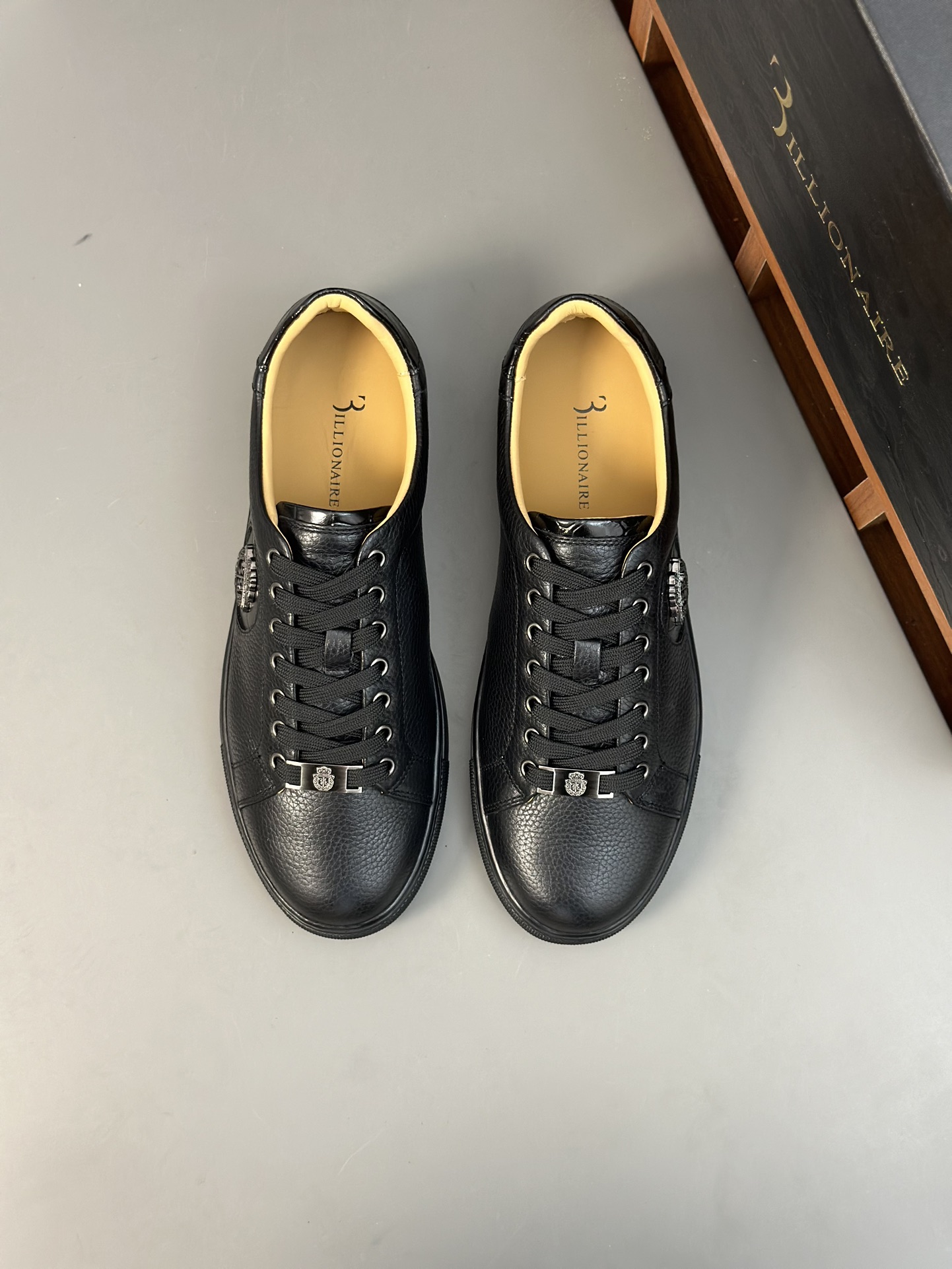 Famosa marca italiana de moda masculina de lujo Billionaire (Billionaire) hecha de piel de becerro a