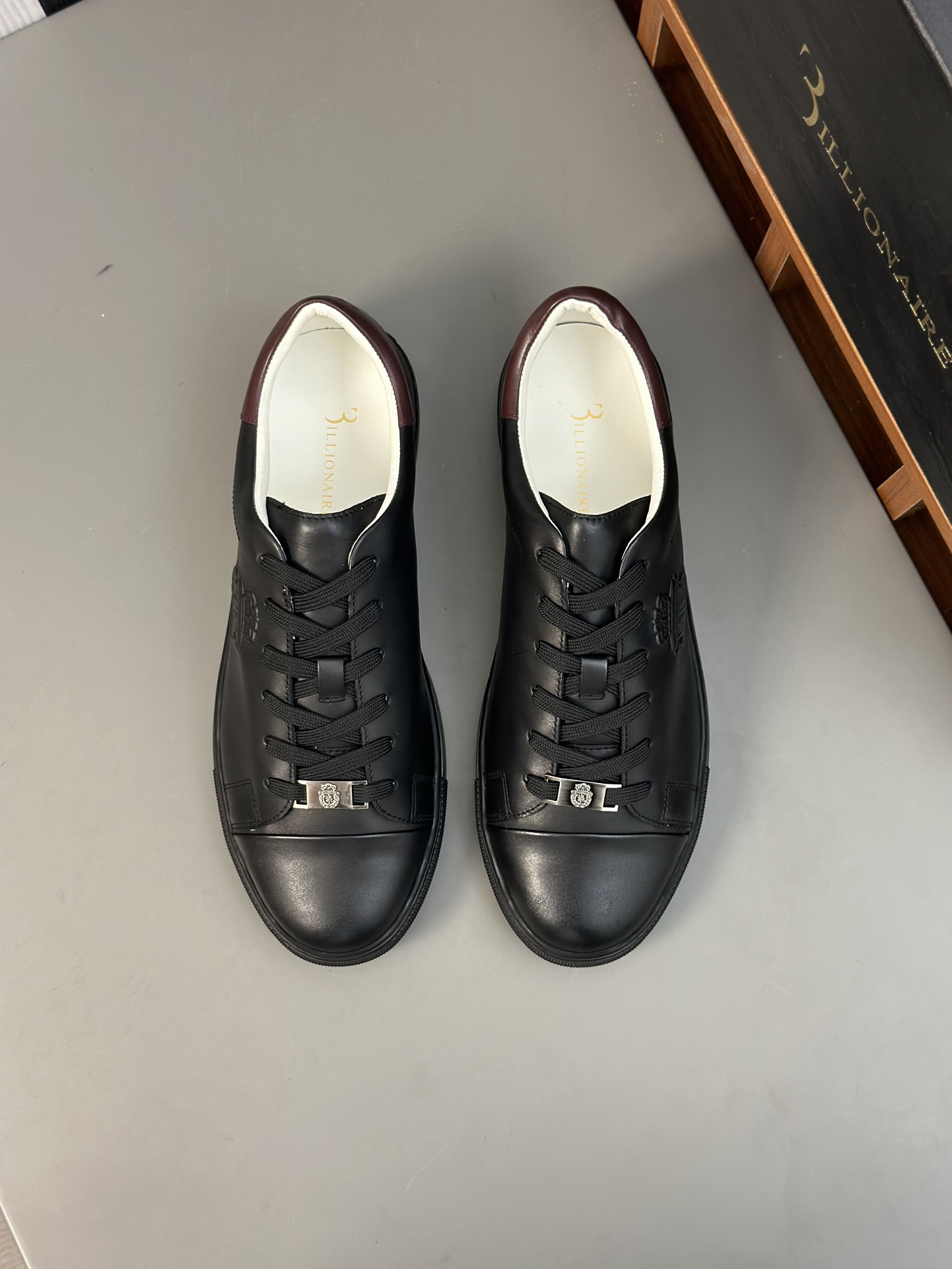 Famosa marca italiana de moda masculina de lujo Billionaire (Billionaire) hecha de piel de becerro a