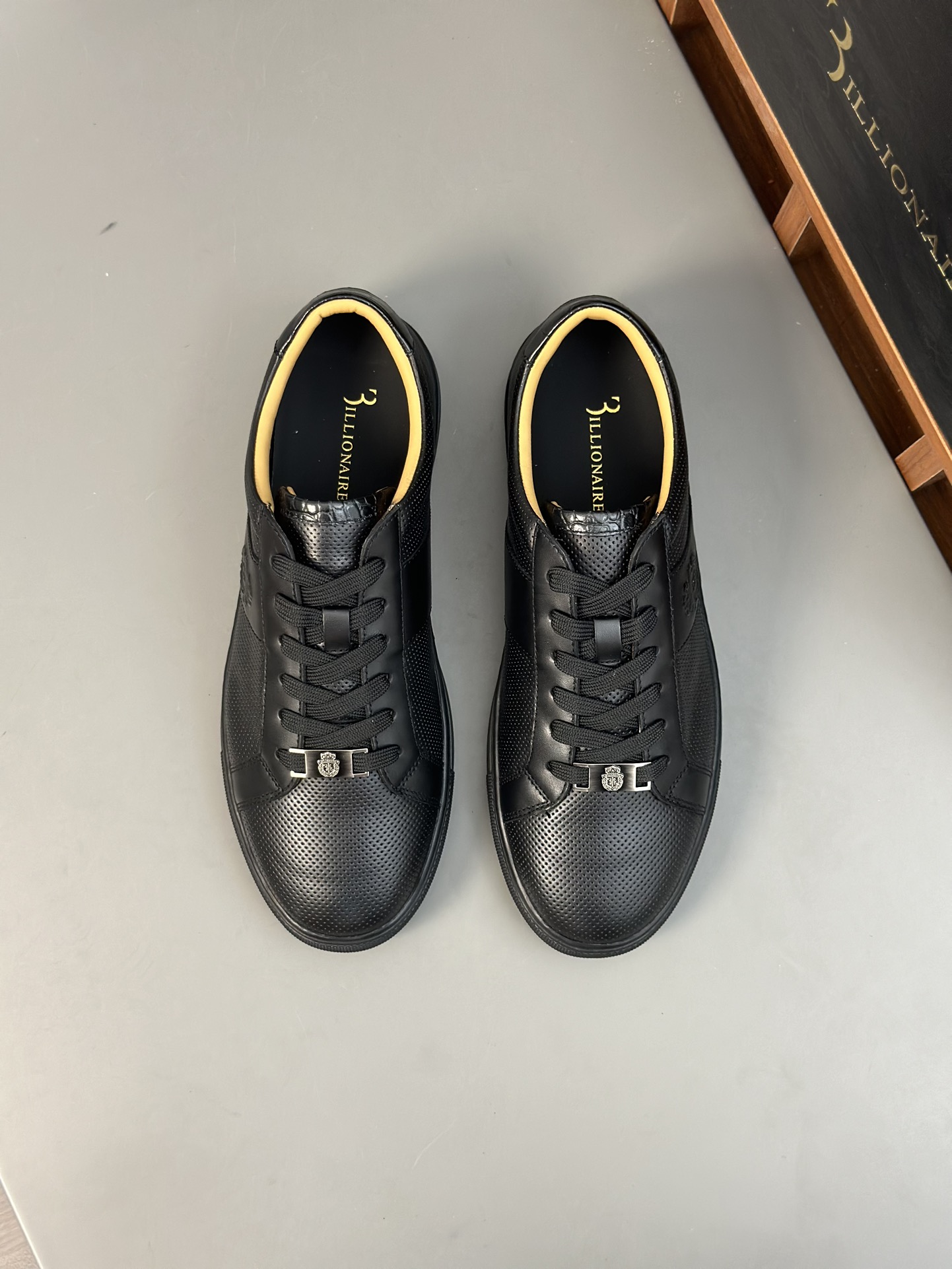 Famosa marca italiana de moda masculina de lujo Billionaire (Billionaire) hecha de piel de becerro a