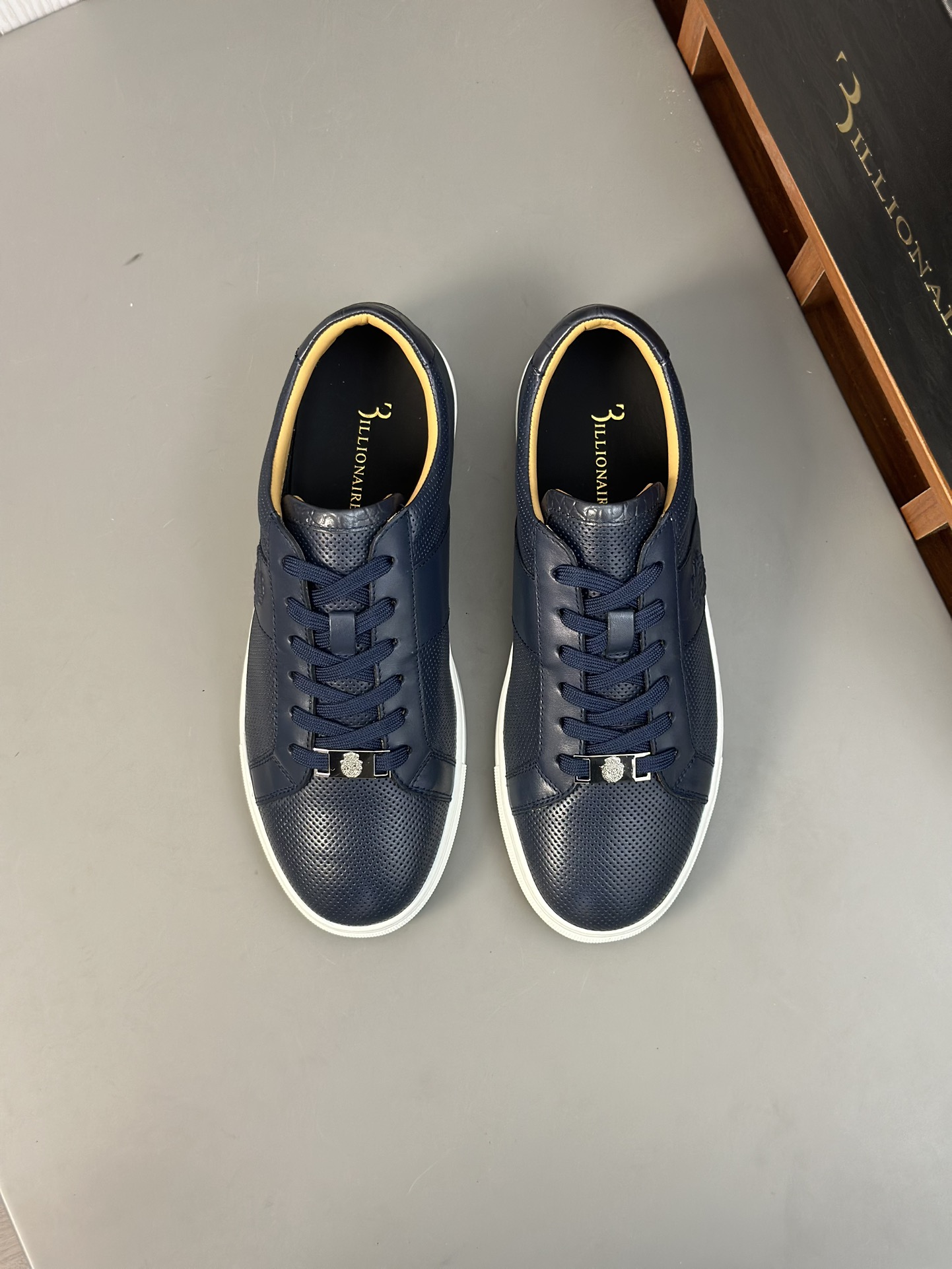 Famosa marca italiana de moda masculina de lujo Billionaire (Billionaire) hecha de piel de becerro a