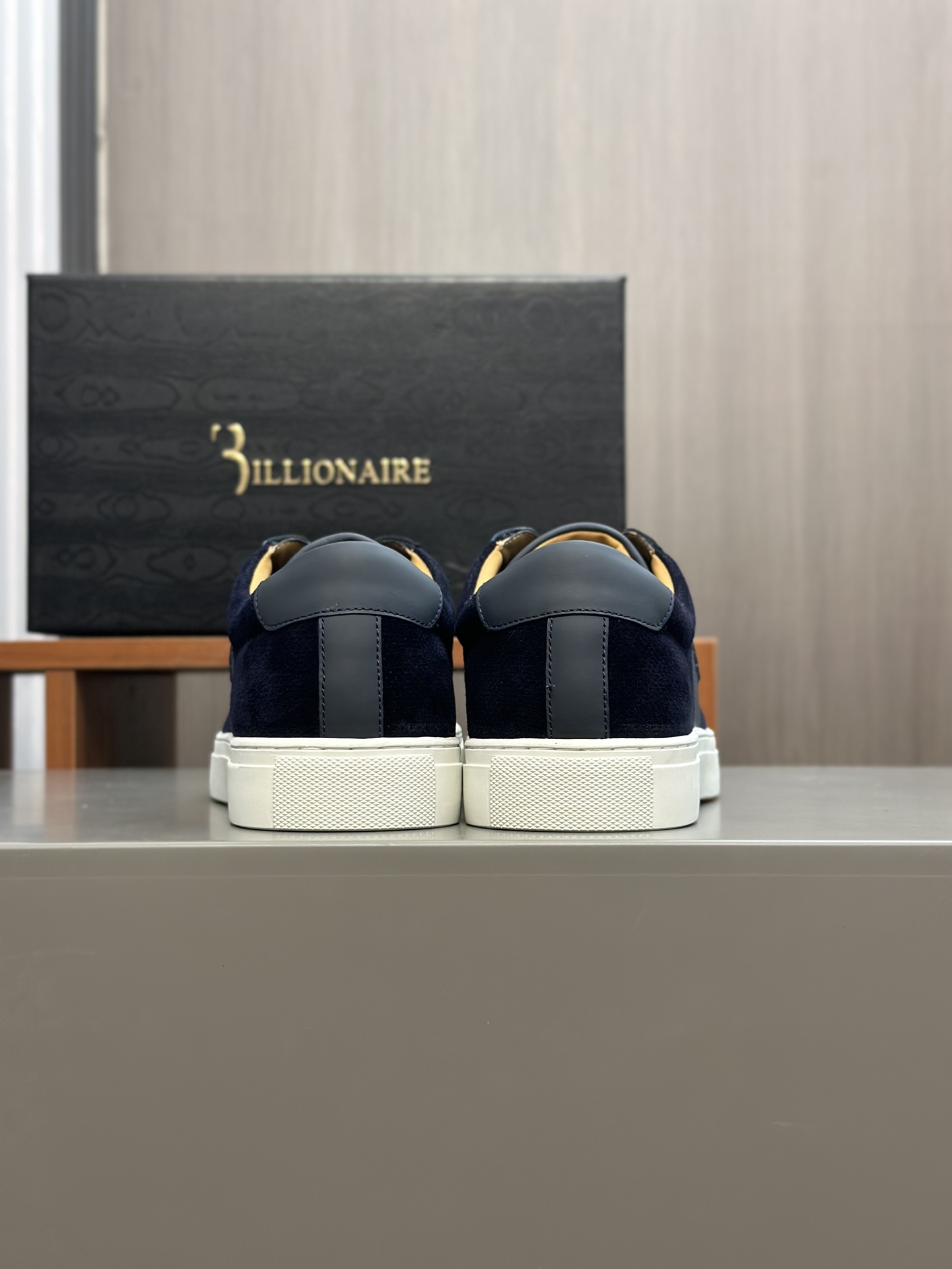 Famosa marca italiana de moda masculina de lujo Billionaire (Billionaire) hecha de piel de becerro a