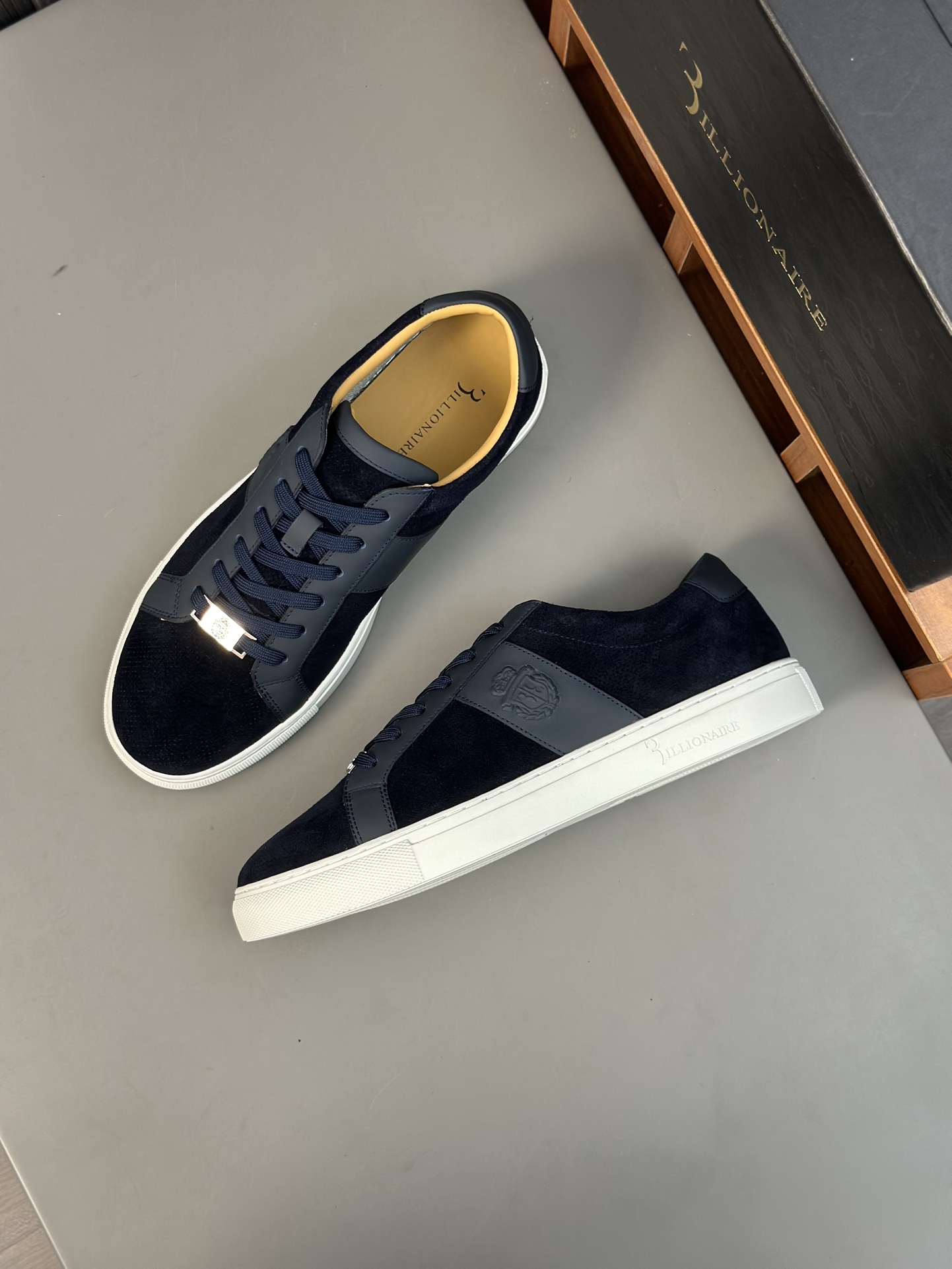 Famosa marca italiana de moda masculina de lujo Billionaire (Billionaire) hecha de piel de becerro a