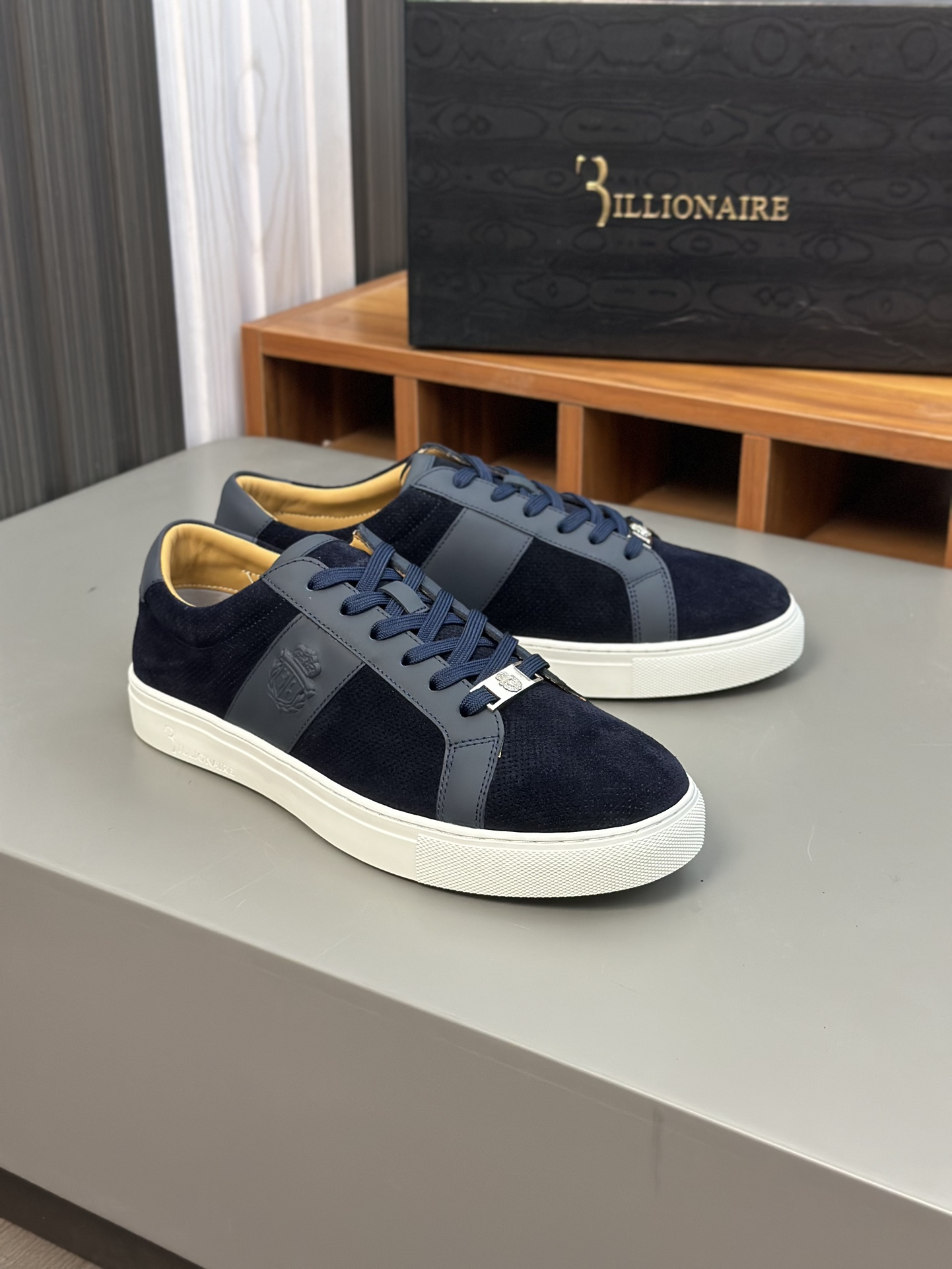 Famosa marca italiana de moda masculina de lujo Billionaire (Billionaire) hecha de piel de becerro a