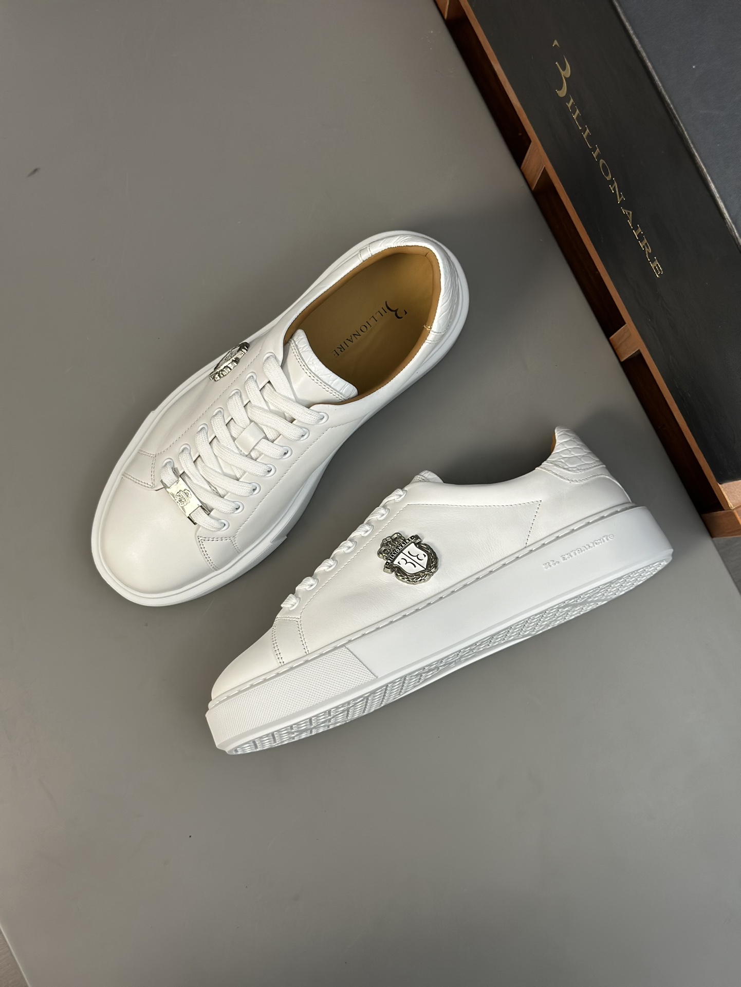 Famosa marca italiana de moda masculina de lujo Billionaire (Billionaire) hecha de piel de becerro a