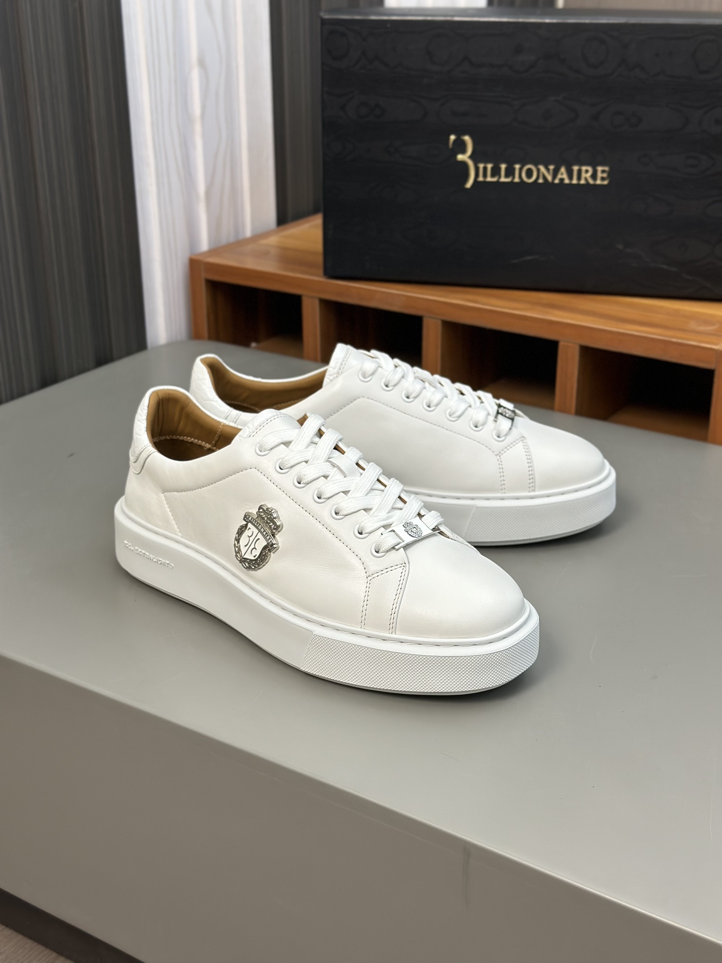 Famosa marca italiana de moda masculina de lujo Billionaire (Billionaire) hecha de piel de becerro a