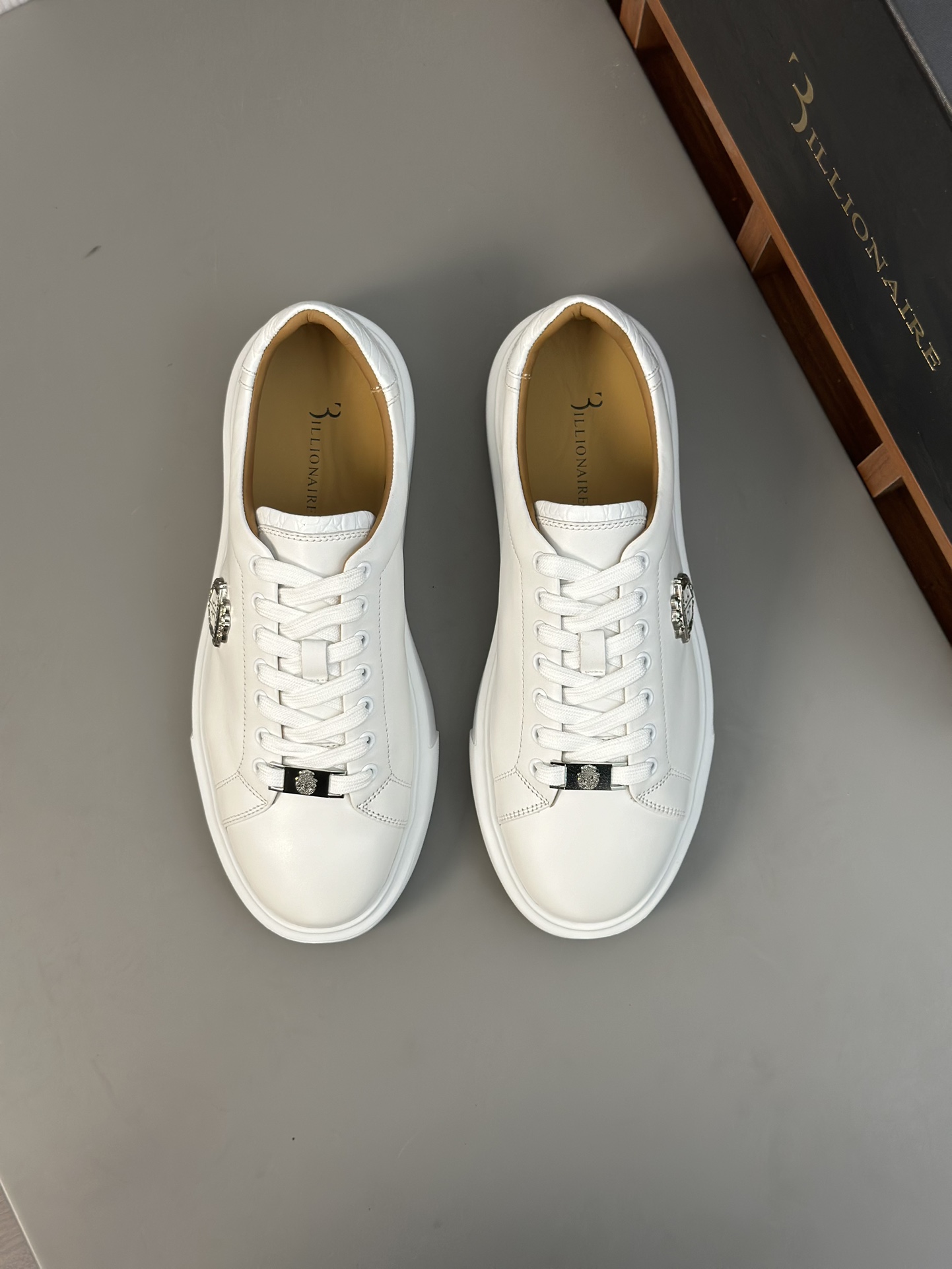 Famosa marca italiana de moda masculina de lujo Billionaire (Billionaire) hecha de piel de becerro a