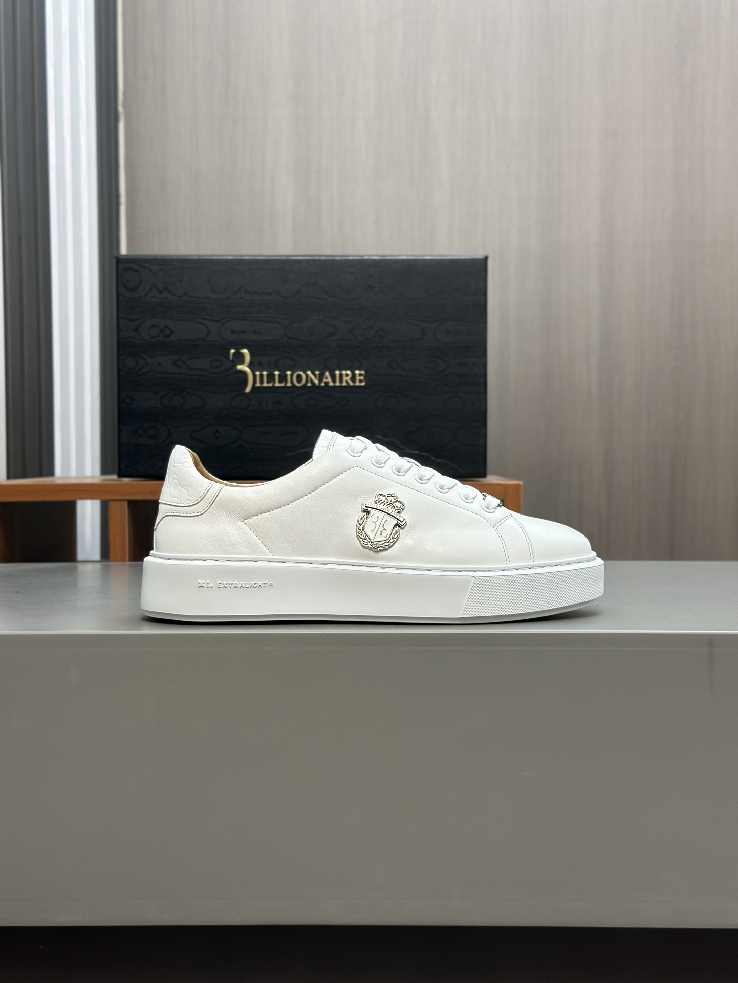 Famosa marca italiana de moda masculina de lujo Billionaire (Billionaire) hecha de piel de becerro a