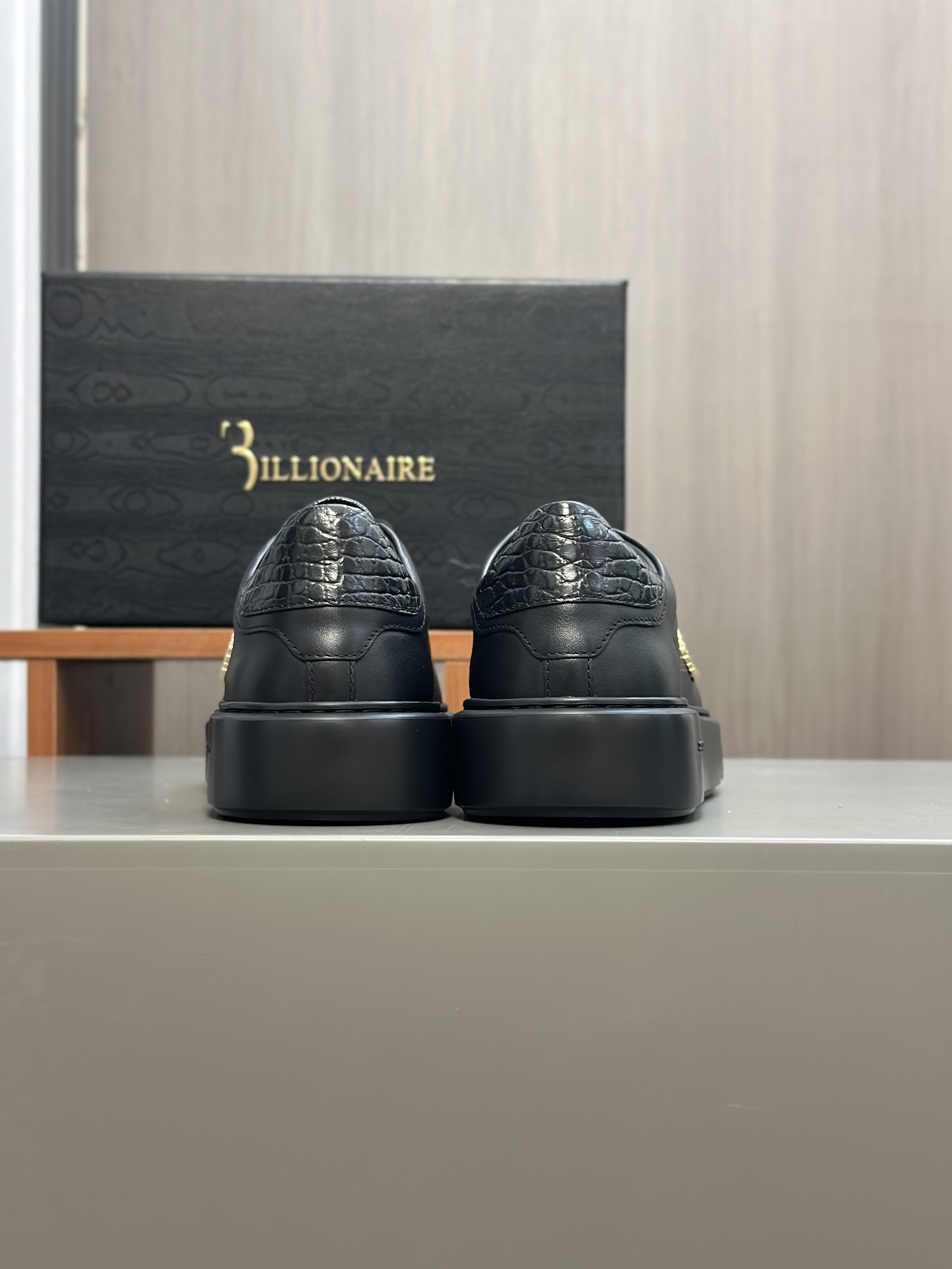 Famosa marca italiana de moda masculina de lujo Billionaire (Billionaire) hecha de piel de becerro a