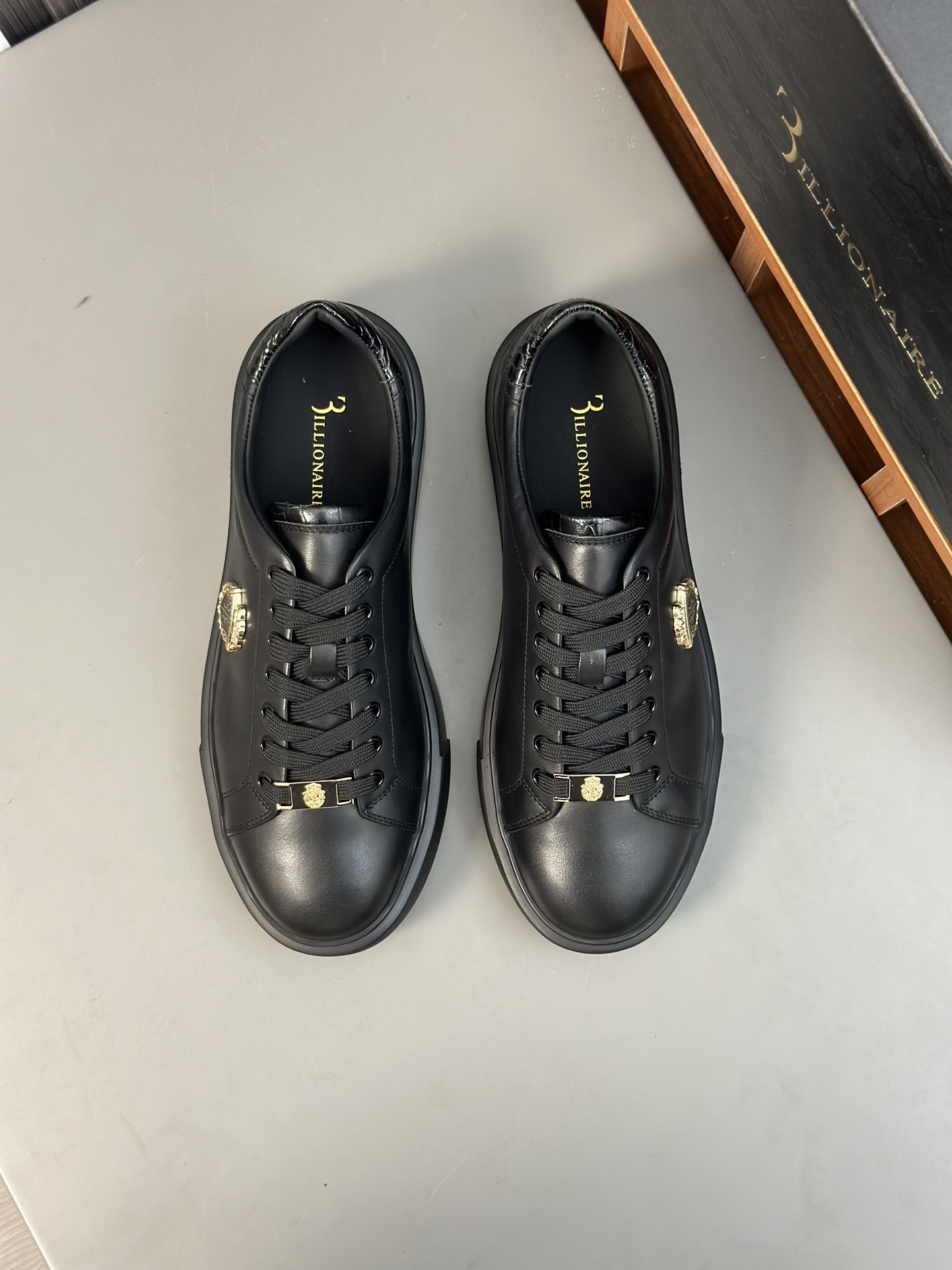 Famosa marca italiana de moda masculina de lujo Billionaire (Billionaire) hecha de piel de becerro a