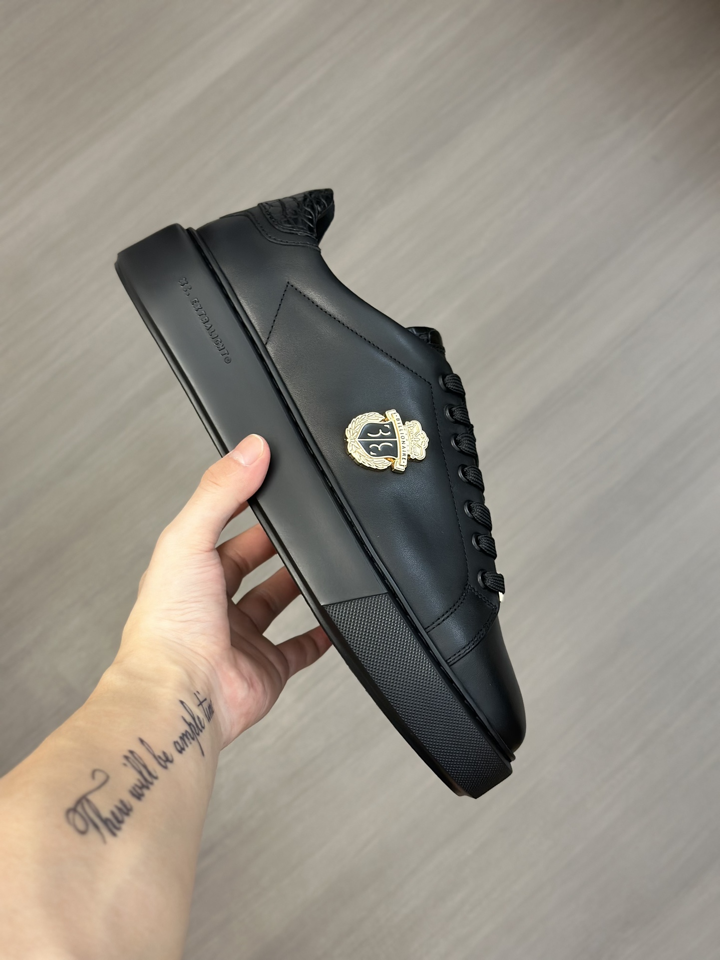 Famosa marca italiana de moda masculina de lujo Billionaire (Billionaire) hecha de piel de becerro a