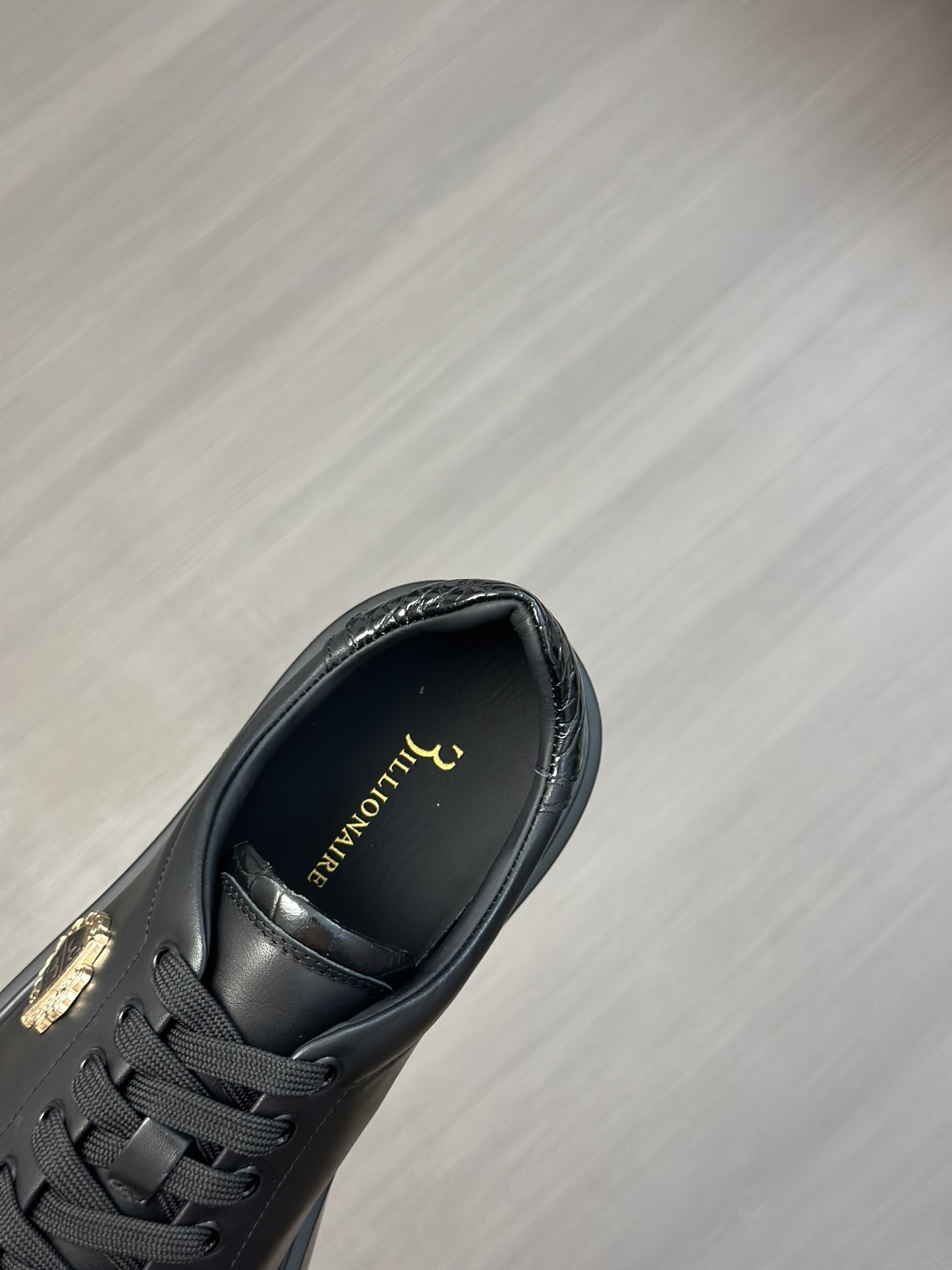 Famosa marca italiana de moda masculina de lujo Billionaire (Billionaire) hecha de piel de becerro a