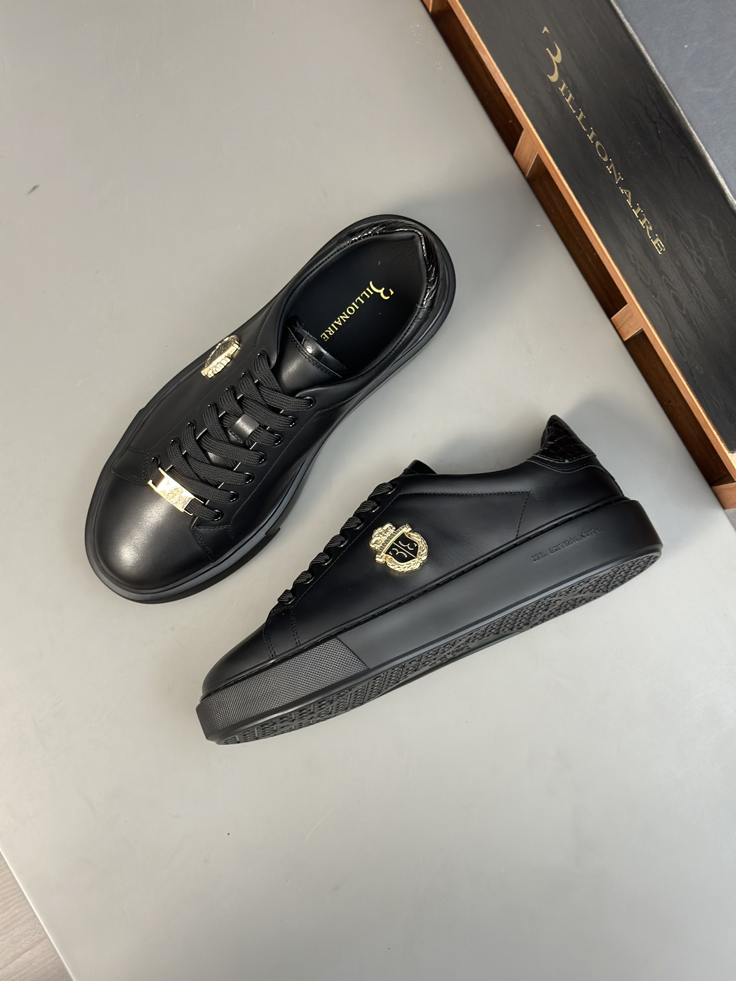 Famosa marca italiana de moda masculina de lujo Billionaire (Billionaire) hecha de piel de becerro a