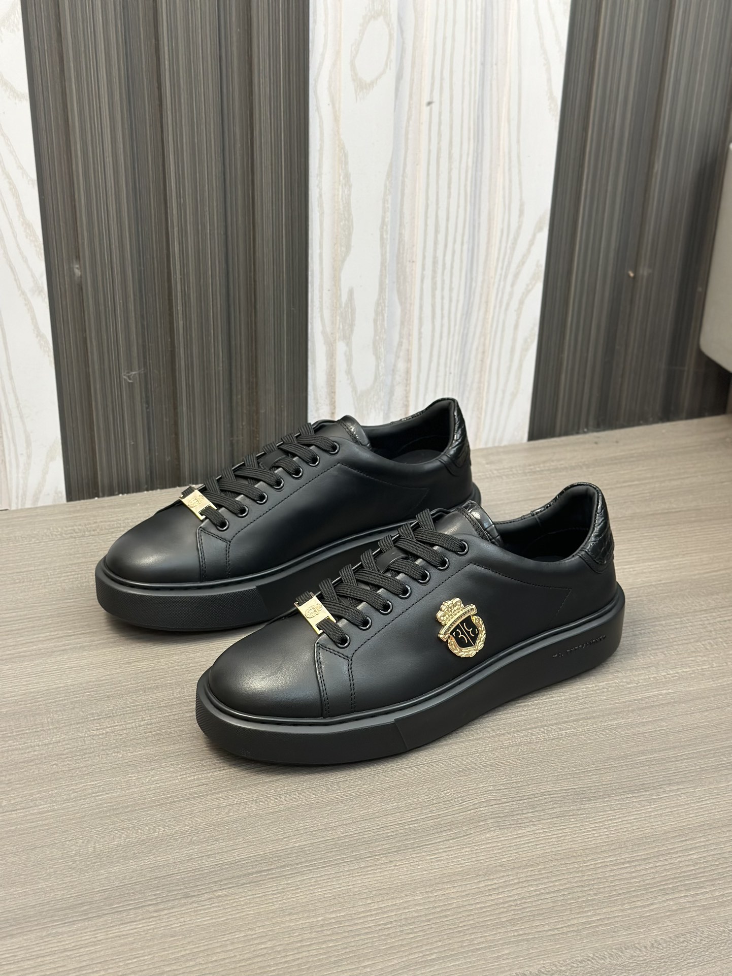 Famosa marca italiana de moda masculina de lujo Billionaire (Billionaire) hecha de piel de becerro a