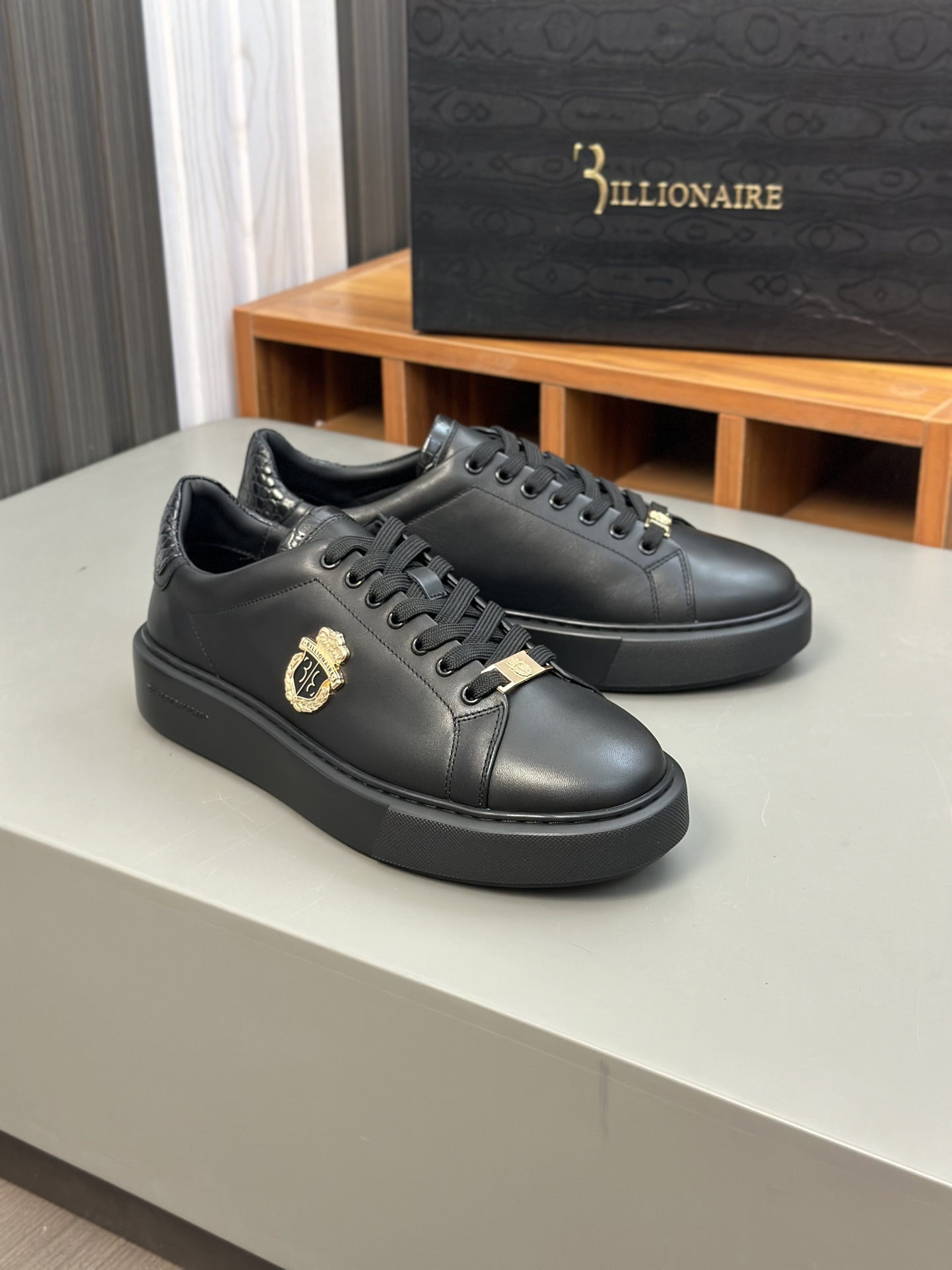 Famosa marca italiana de moda masculina de lujo Billionaire (Billionaire) hecha de piel de becerro a