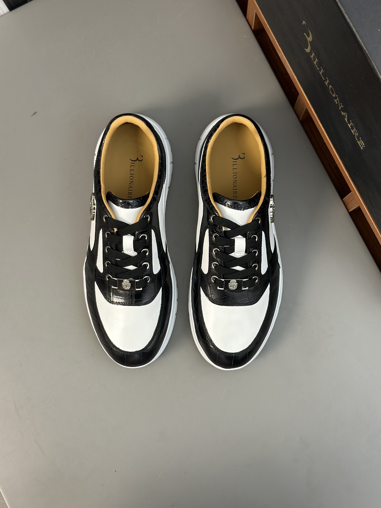 Famosa marca italiana de moda masculina de lujo Billionaire (Billionaire) hecha de piel de becerro a
