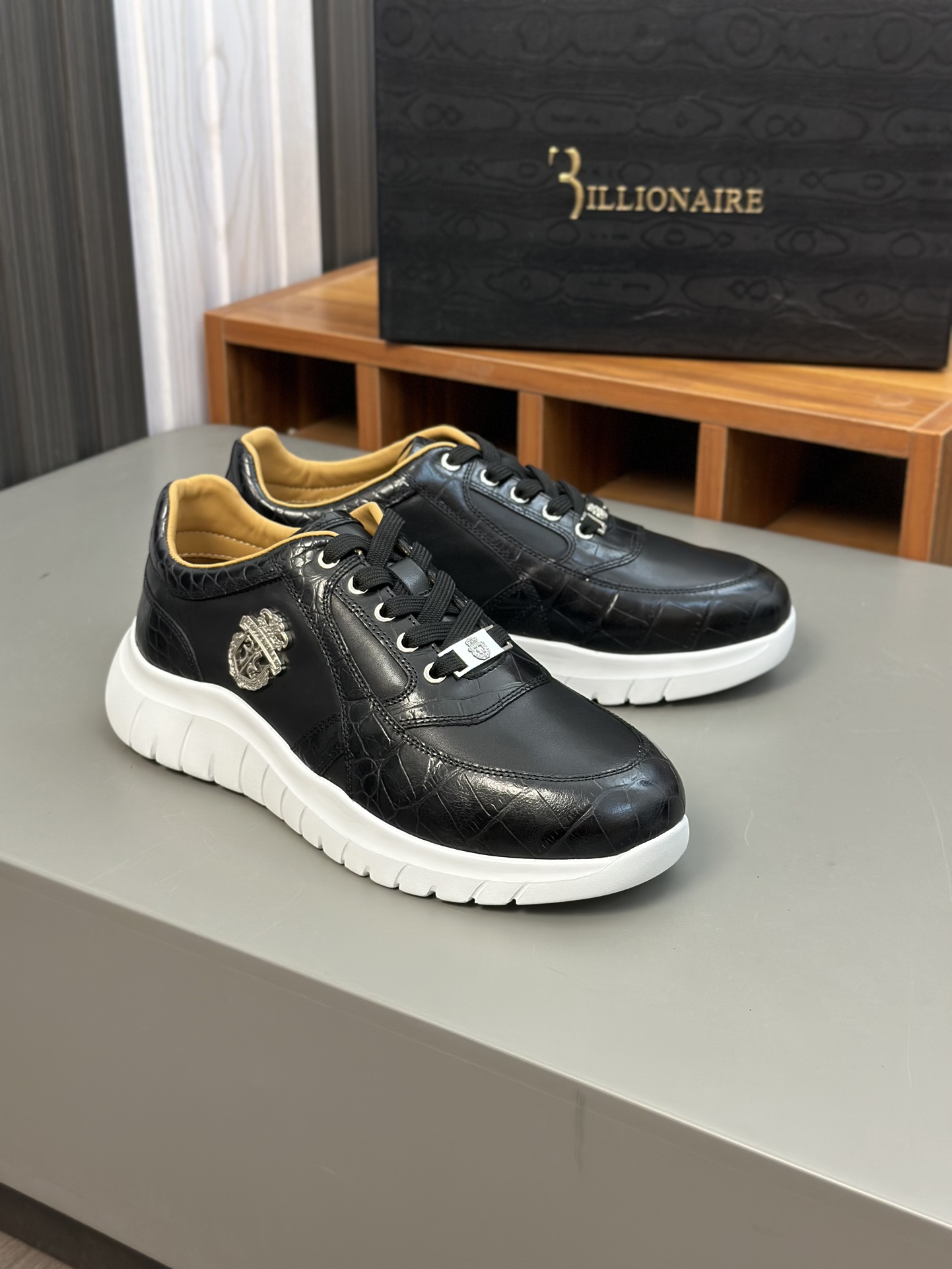 Famosa marca italiana de moda masculina de lujo Billionaire (Billionaire) hecha de piel de becerro a